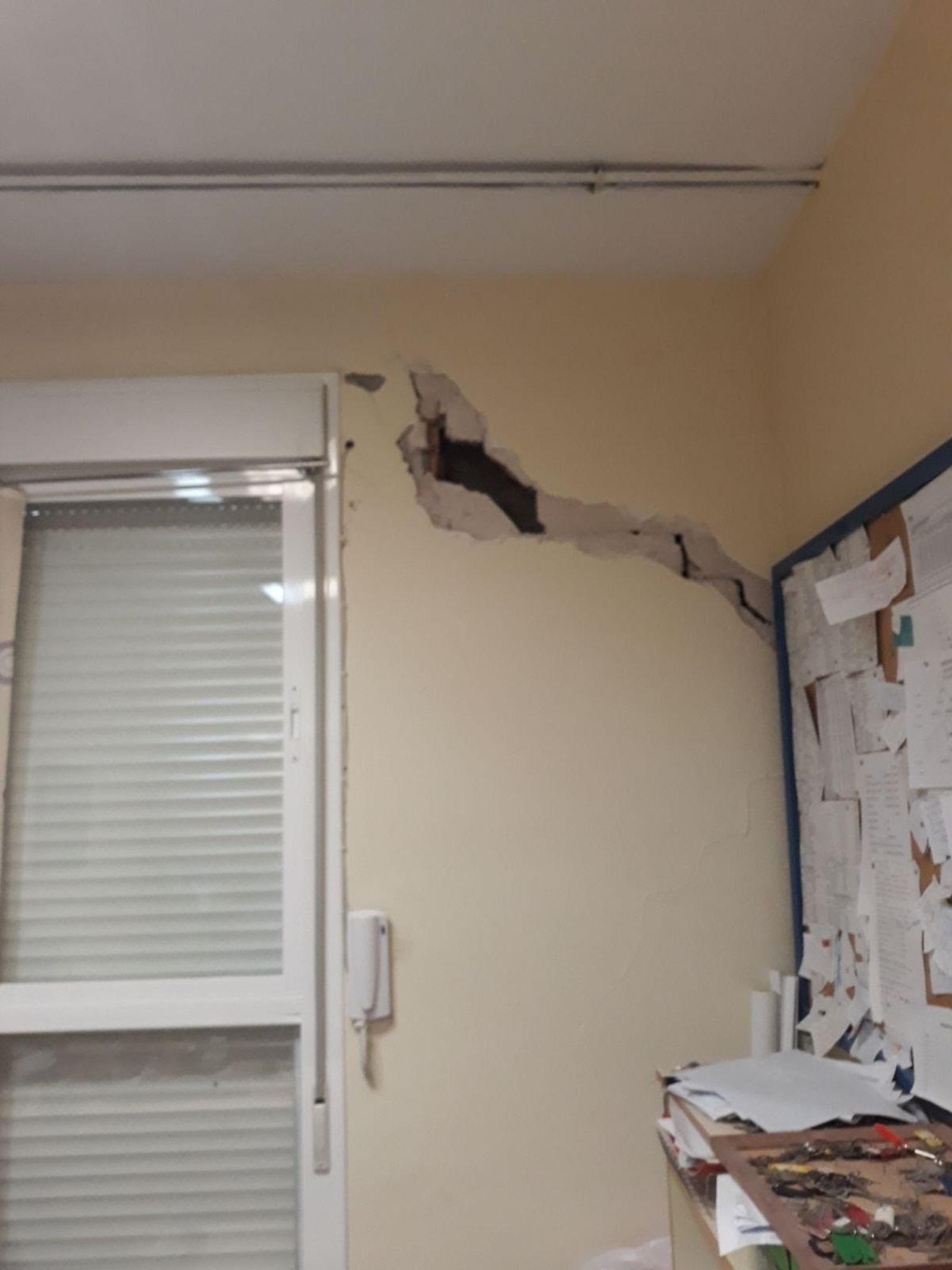 Detalle de algunos desperfectos en el CEIP Bernardo Barco de La Campana.