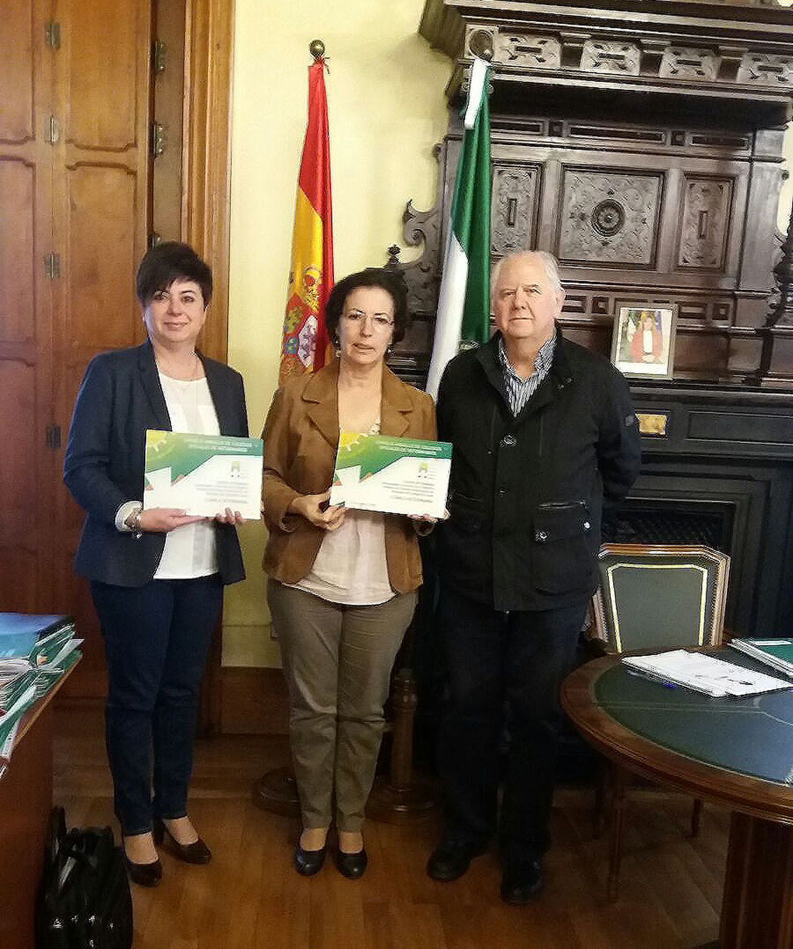 El Colegio de Veterinarios presentó ayer el distintivo junto con la delegada.