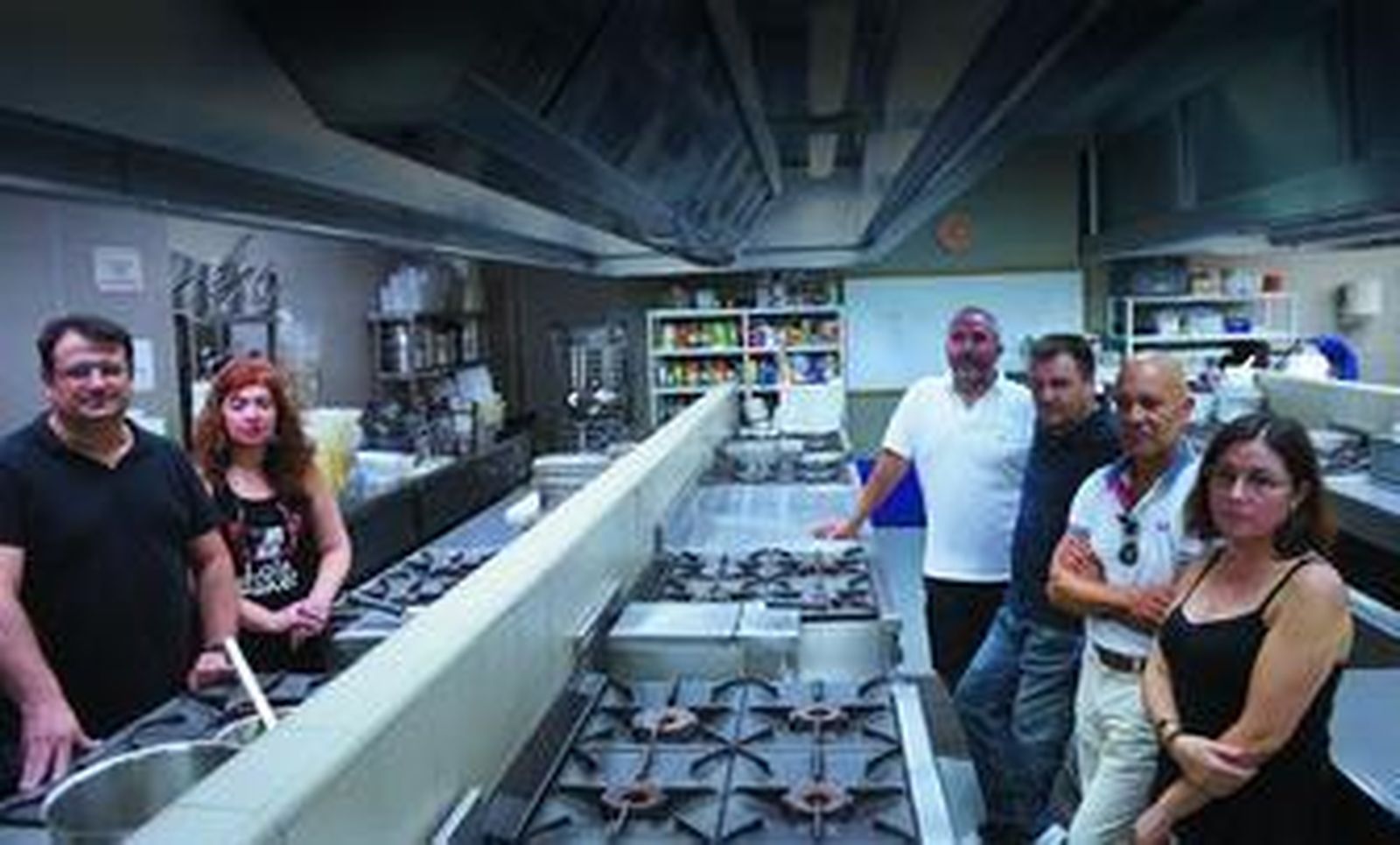 Varios de los empleados de la Escuela de Hostelería de Cádiz, ayer en la cocina del centro que lleva más de un año sin funcionar al no haber clases.