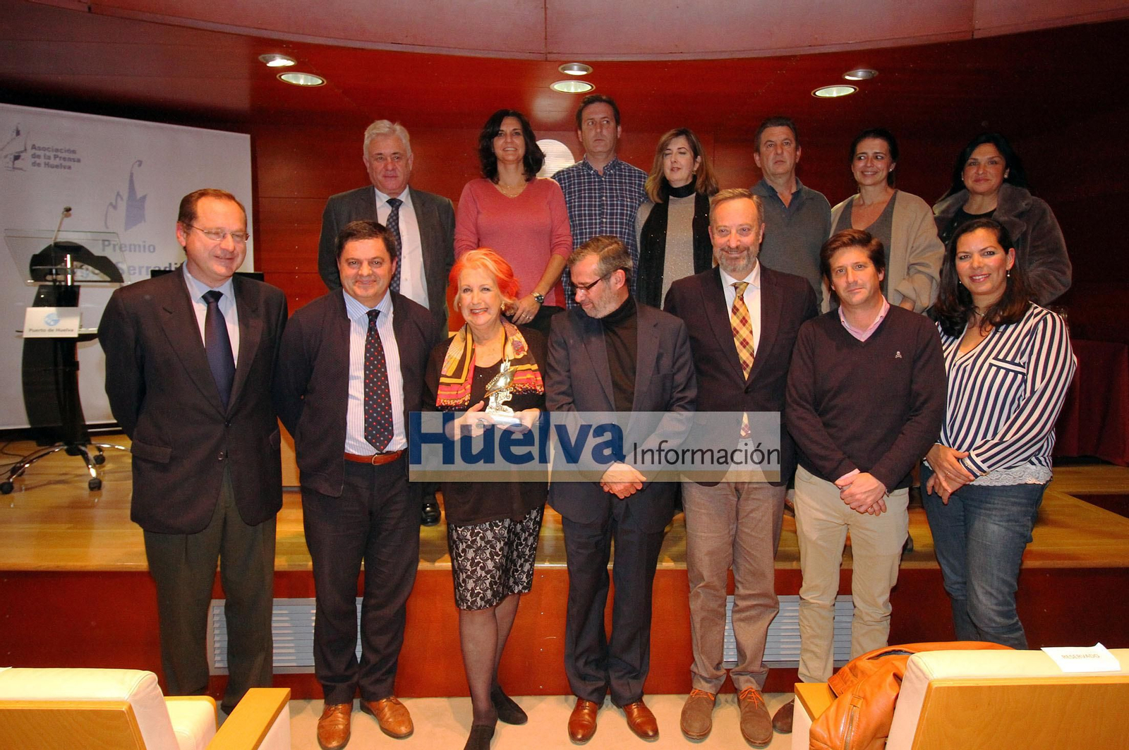 Imágenes de Mª Rosa Calaf recibiendo en premio Ángel Serradilla