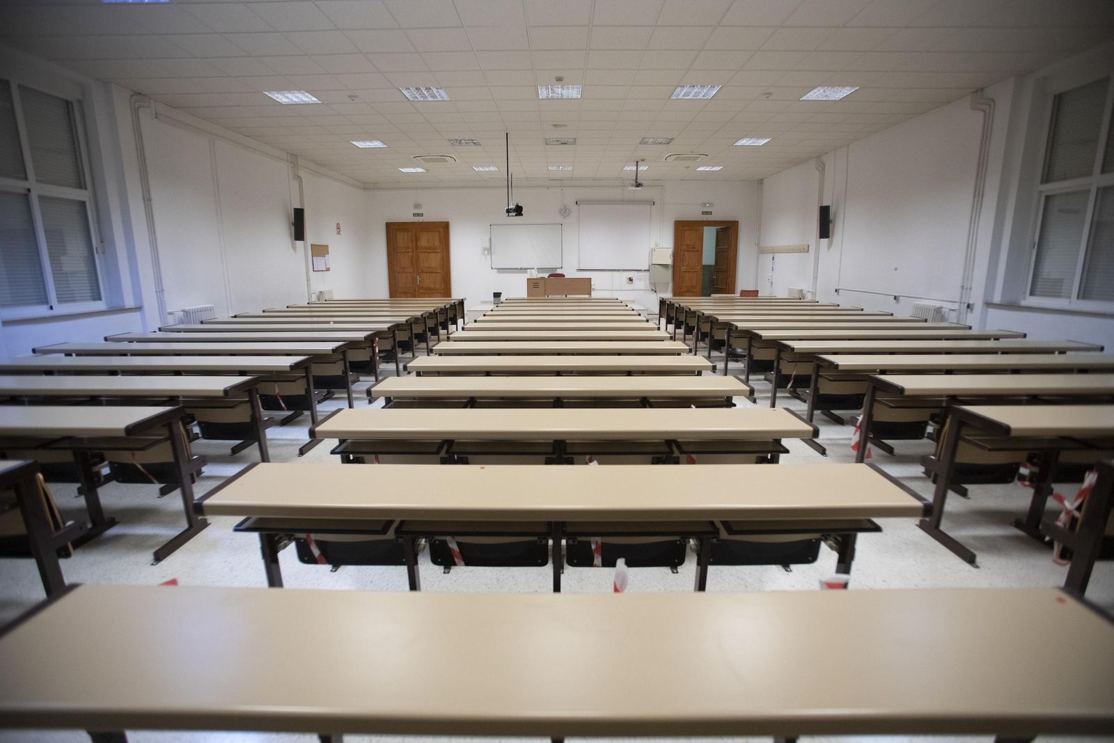 Aula universitaria vacía.