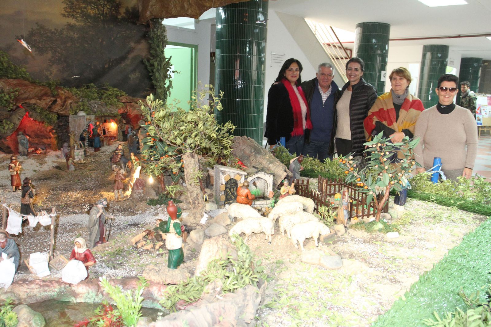 Algunas escenas que conforman el belén que se puede visitar en el centro social Lazareto, en la capital onubense.