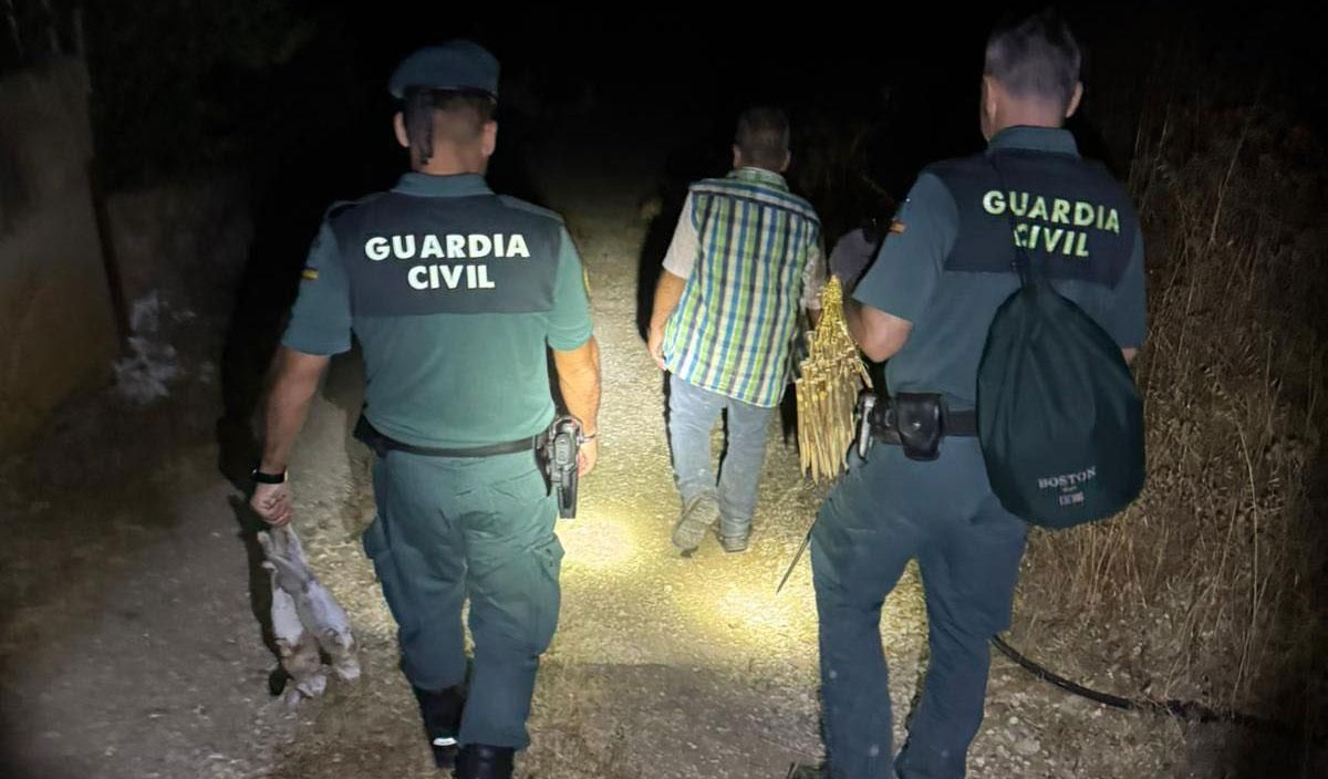 La Guardia Civil sorprende de noche 'in fraganti' a un cazador furtivo reincidente en Media Sidonia