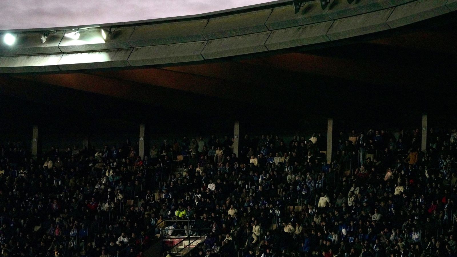 El partido estuvo parado 11 minutos por un apagón.