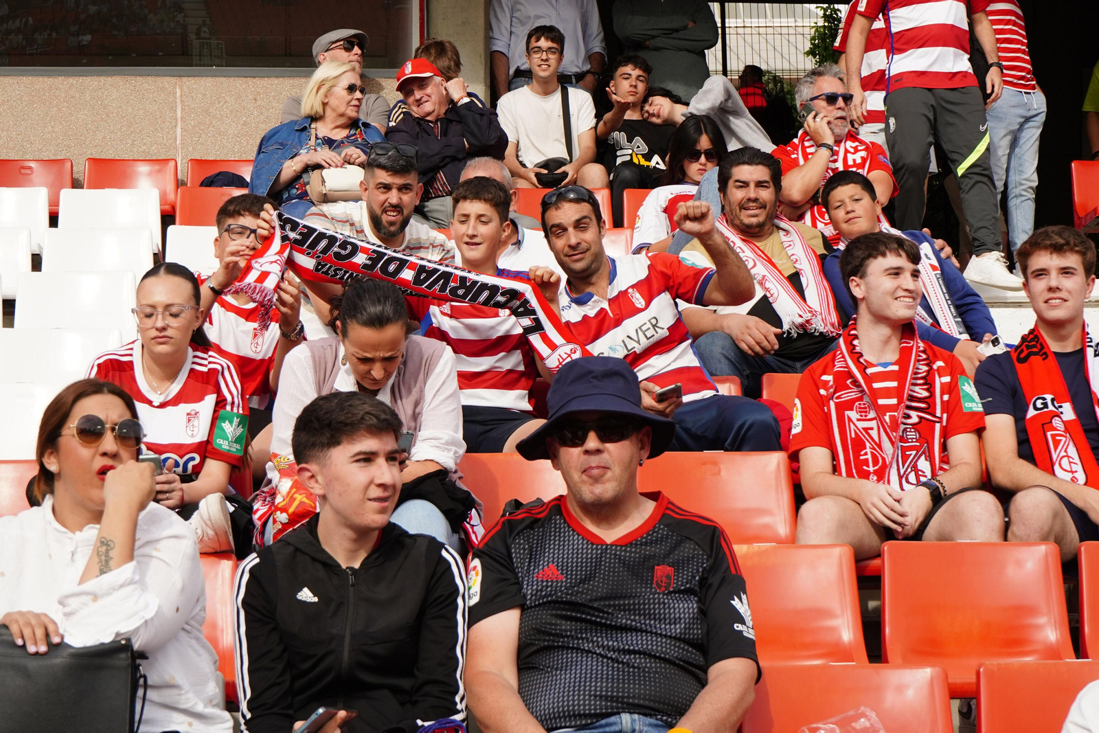 Encuéntrate en la grada de Los Cármenes en el Granada-Celta de Vigo