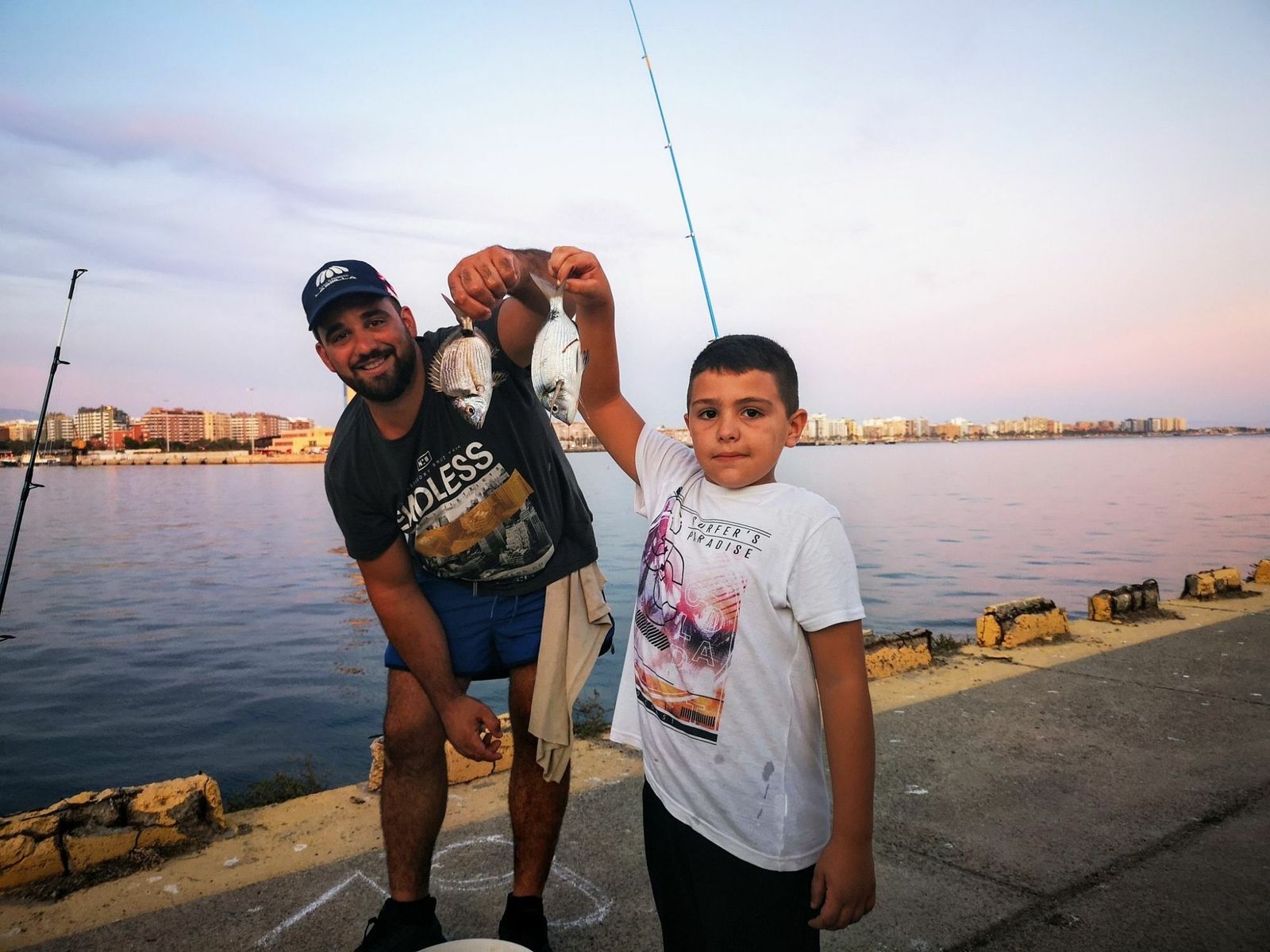 Unos aficionados a la pesca con caña.