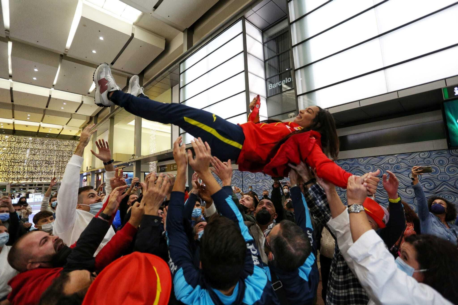 El espectacular recibimiento a la campeona María Torres en Málaga, en fotos