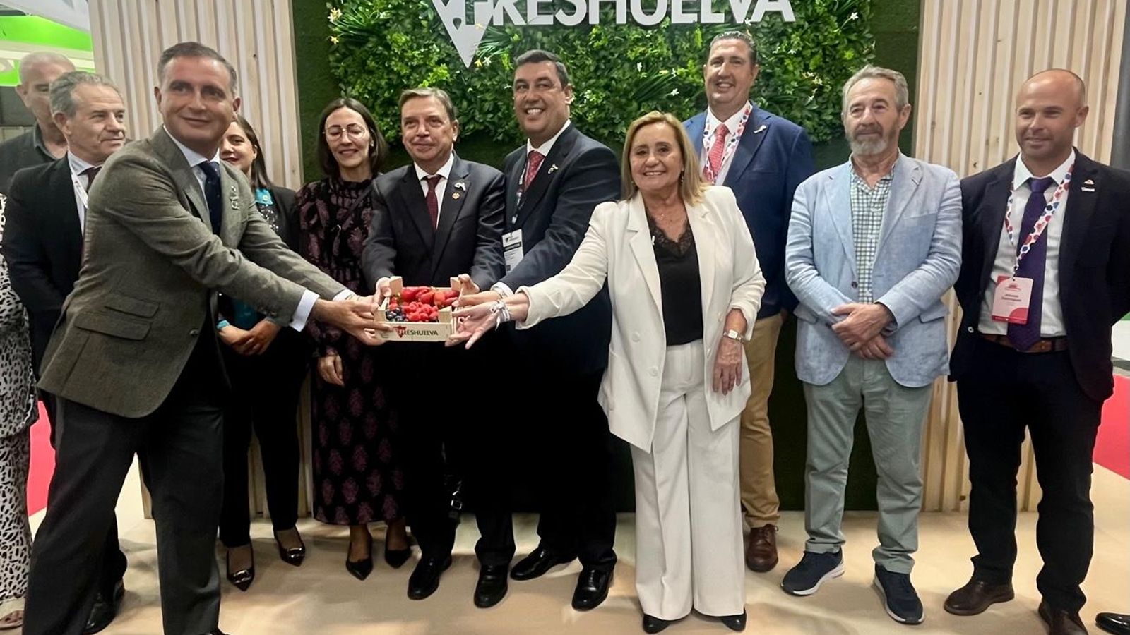 El Ministro de Agricultura visita el stand de Freshuelva. El Ministro de Agricultura visita el stand de Freshuelva.