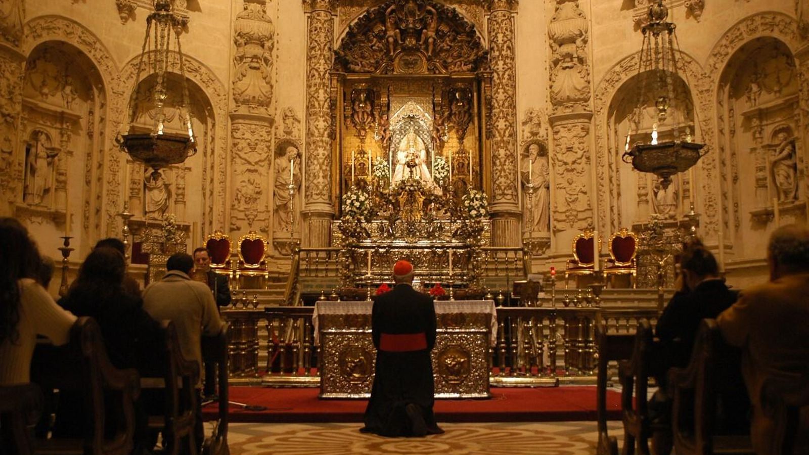 El cardenal Carlos Amigo Vallejo reza ante la Patrona de Sevilla en la Capilla Real.