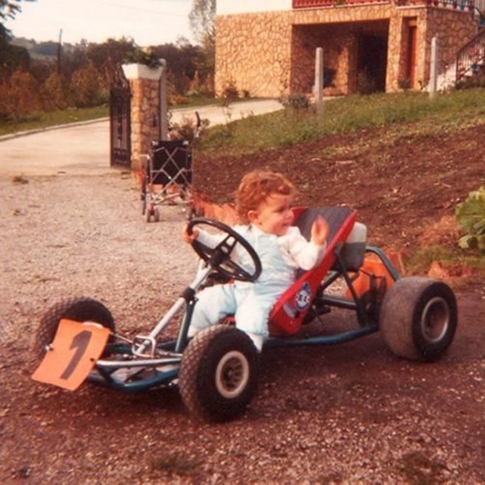 El piloto asturiano conduce el kart que fabricó su padre para la hermana.