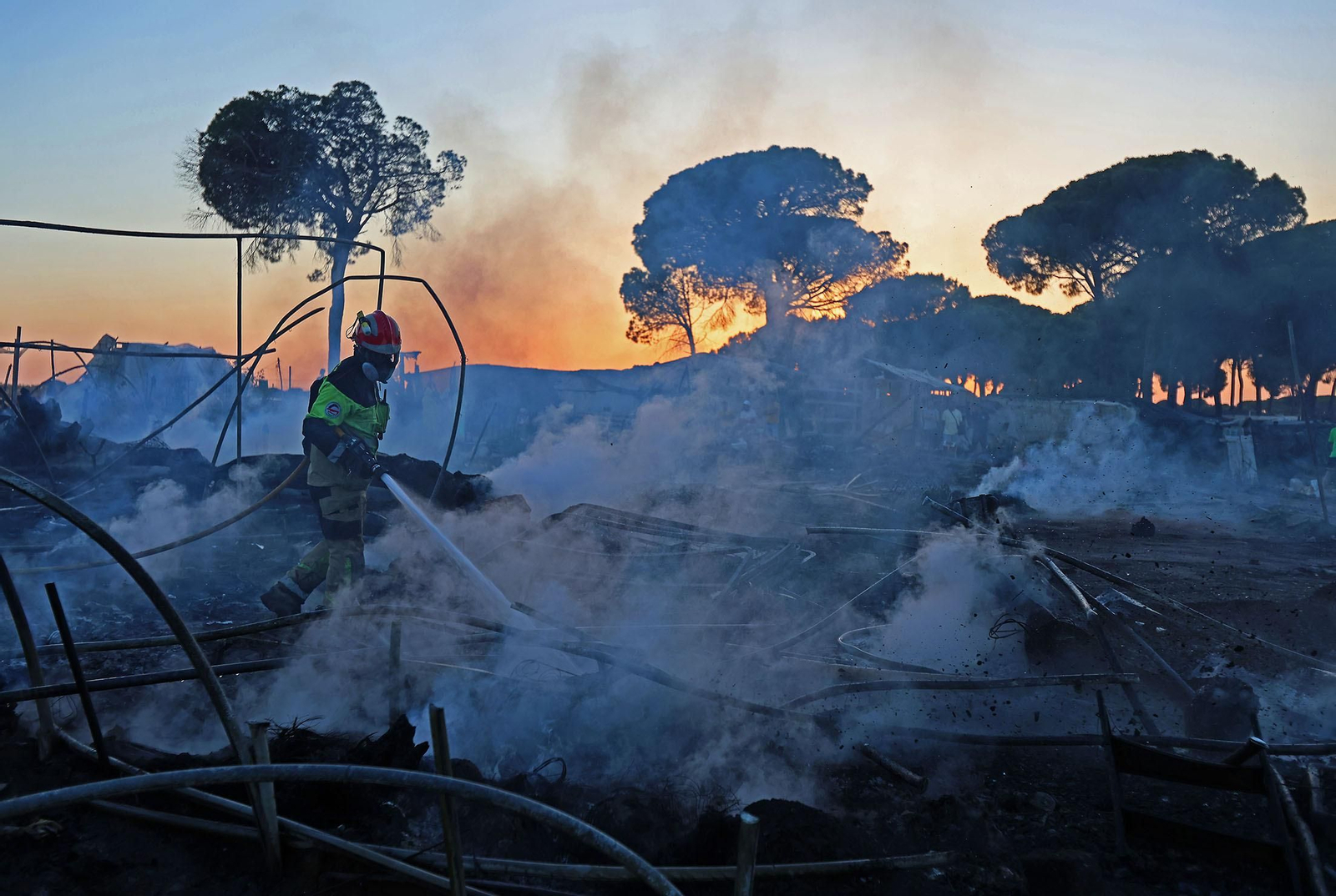Las imágenes del incendio en un asentamiento en Lucena del Puerto