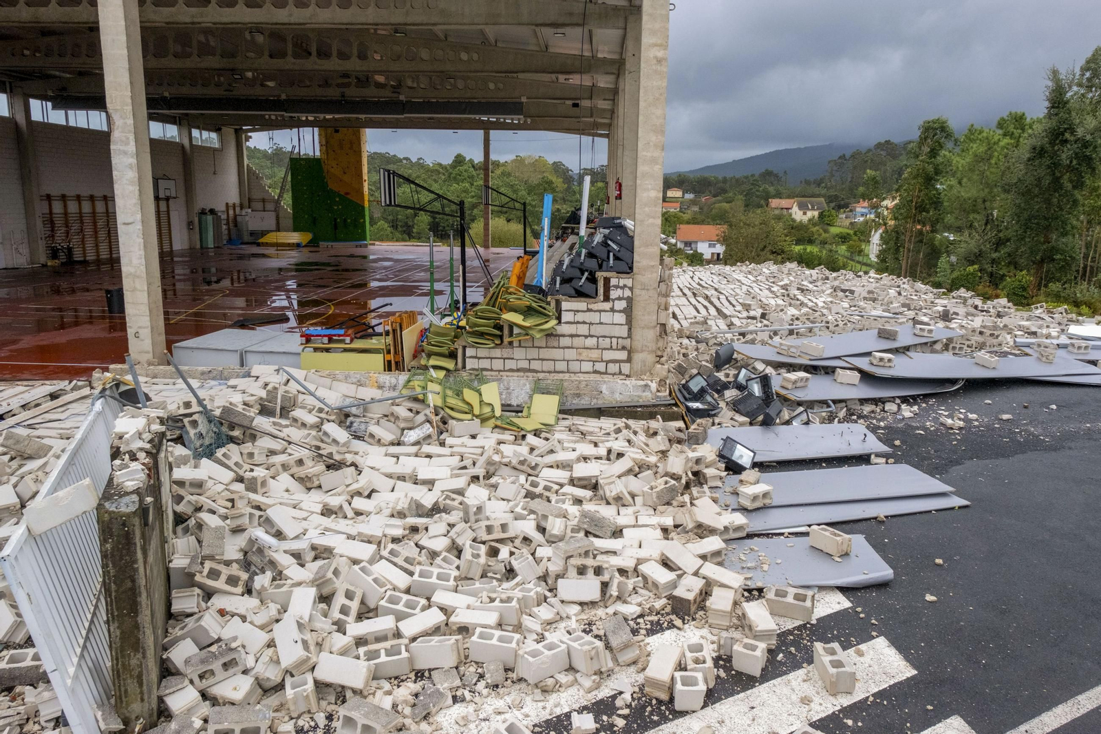 Colapsan los muros de un centro deportivo en La Coruña