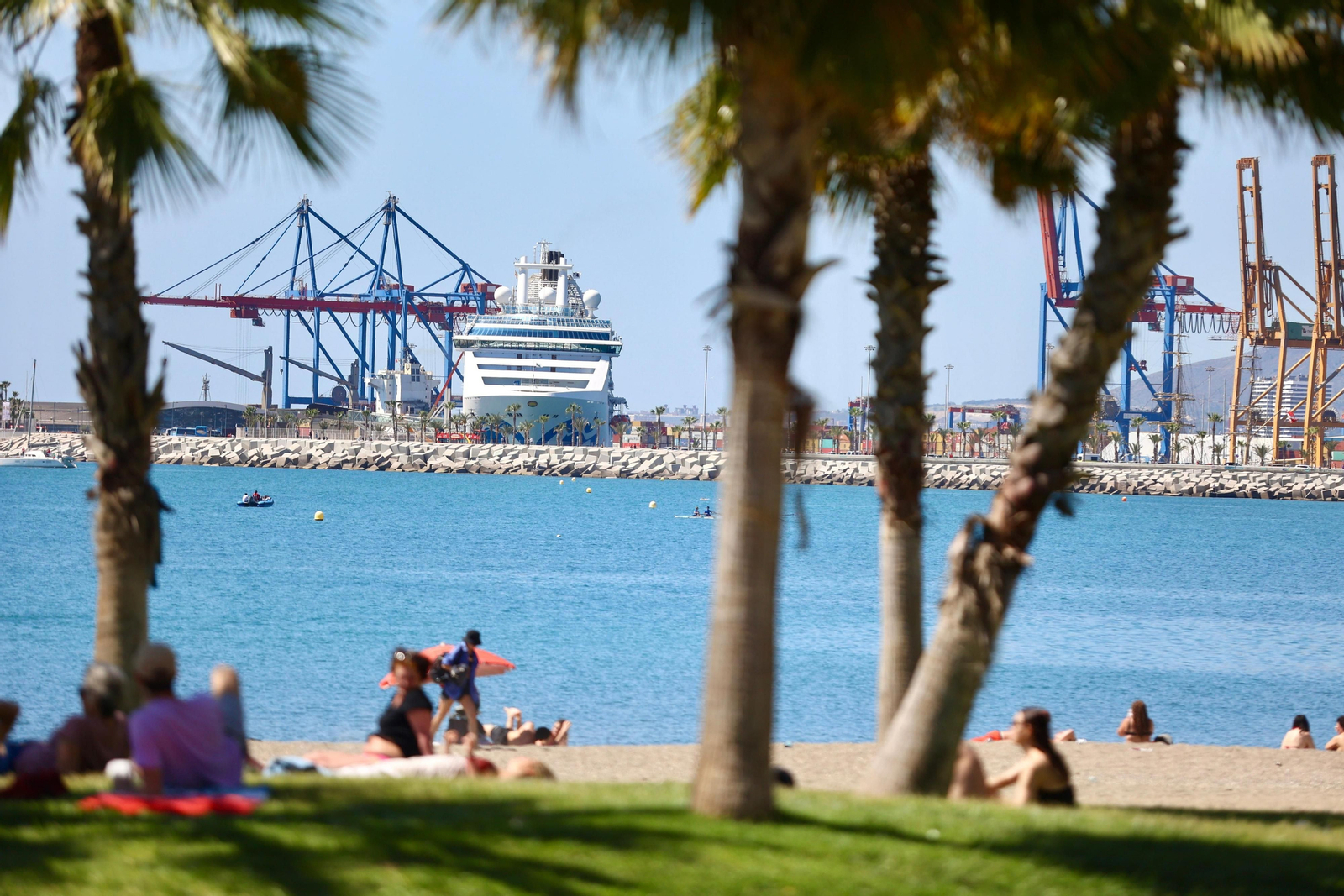 Los 'domingueros' llenan las playas para aprovechar el verano adelantado, en fotos