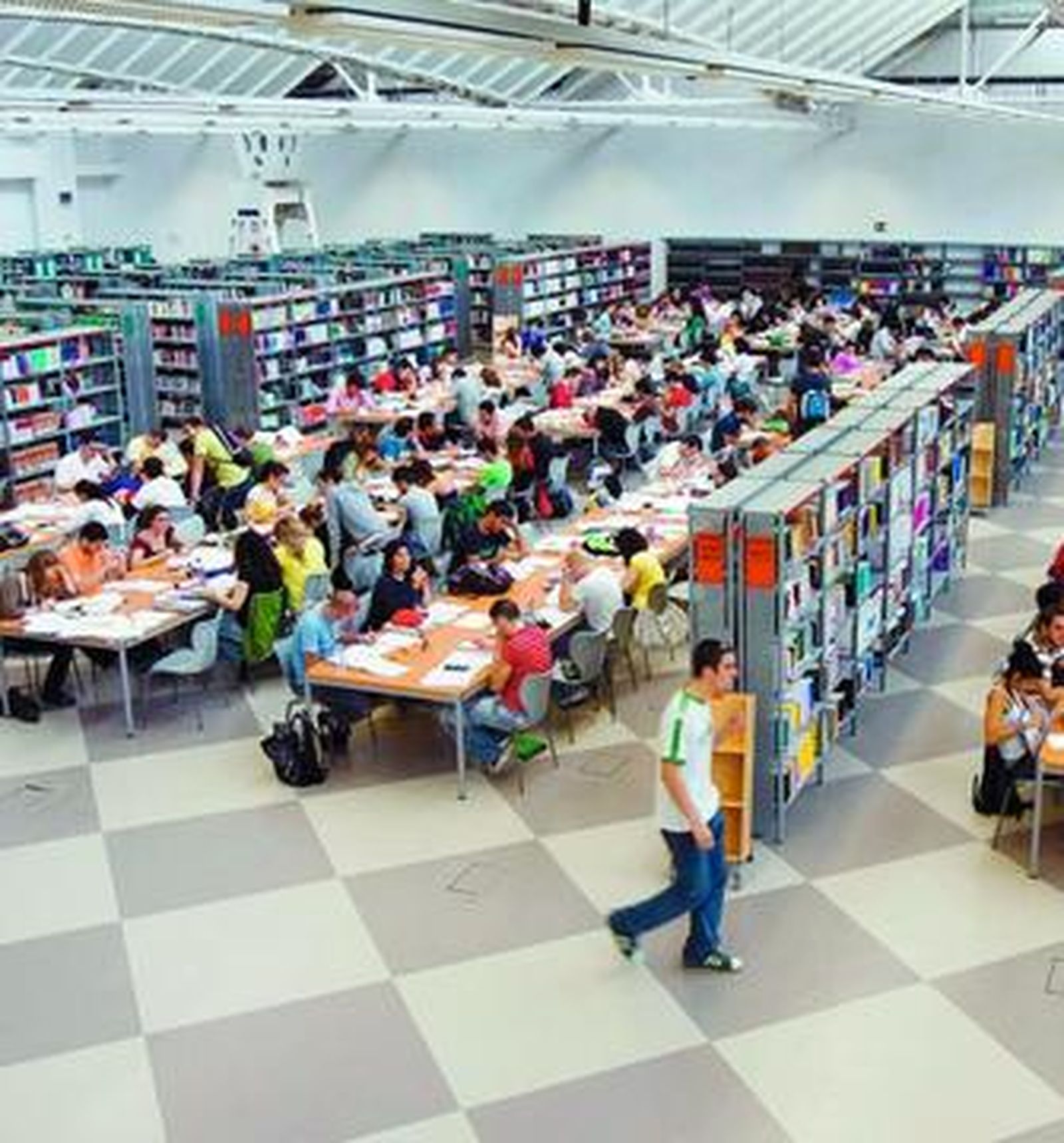 Imagen de la biblioteca de la Universidad Pablo de Olavide durante los exámenes de junio de este año.