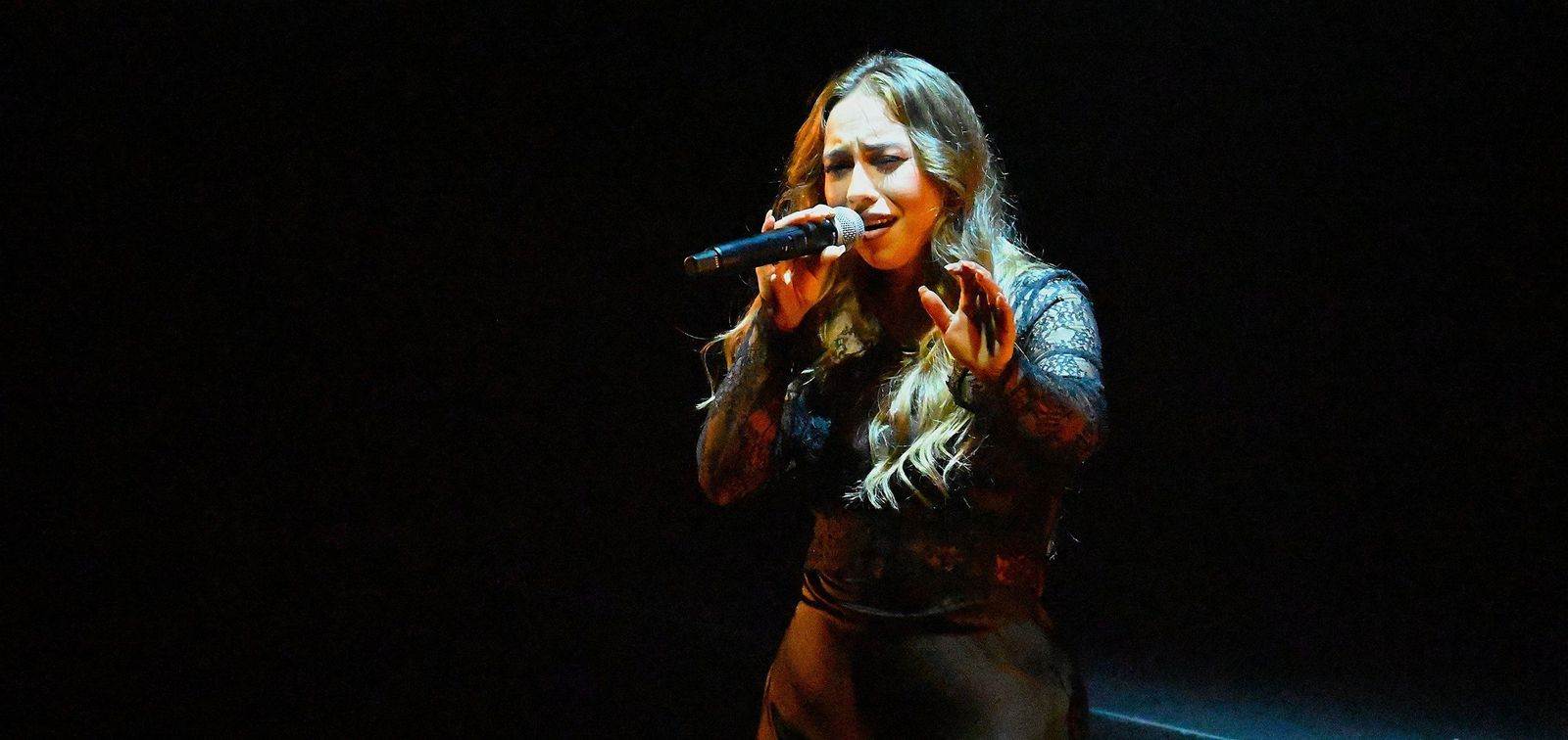María Terremoto durante su actuación en Roquetas de Mar.