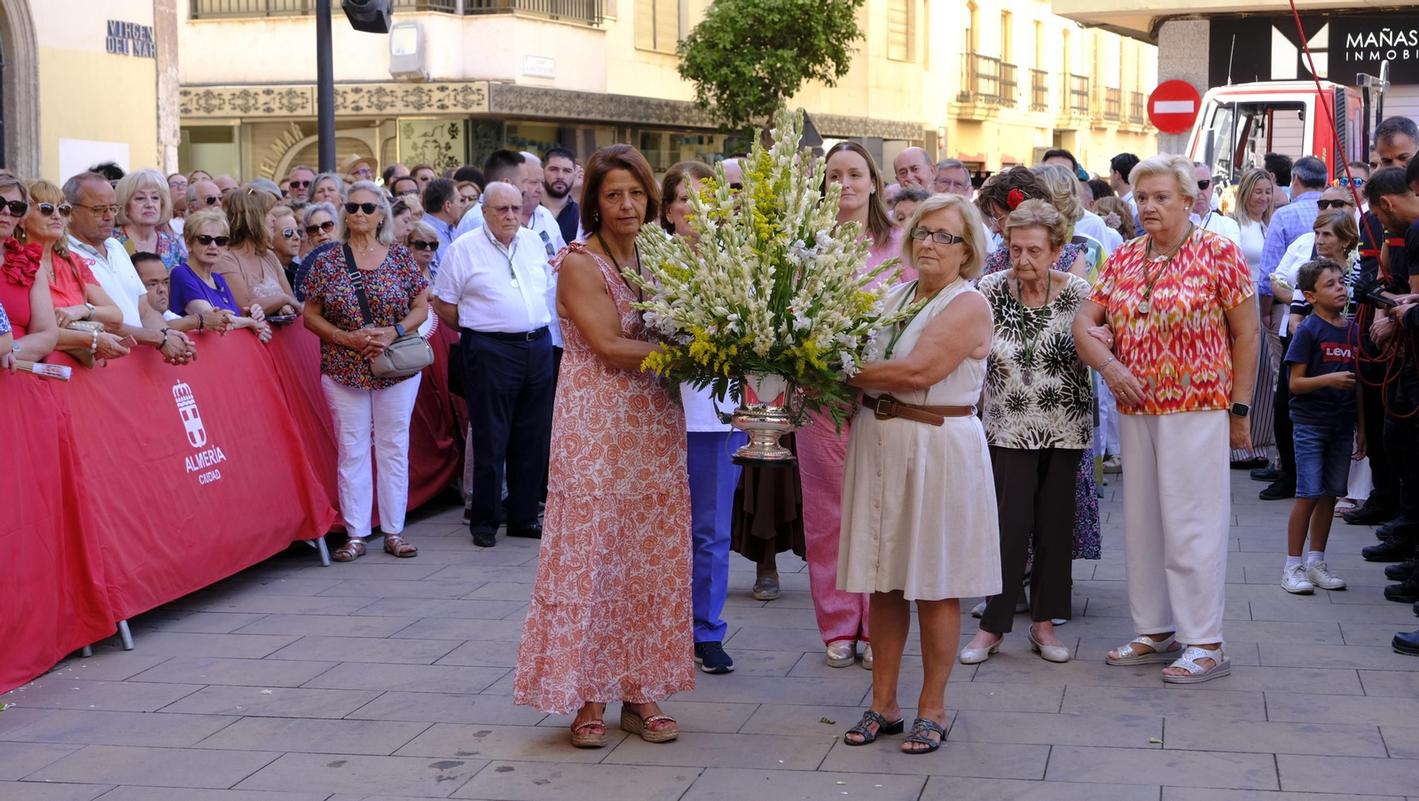 La ofrenda floral a la Virgen del Mar en la Feria de Almería 2025, en imágenes