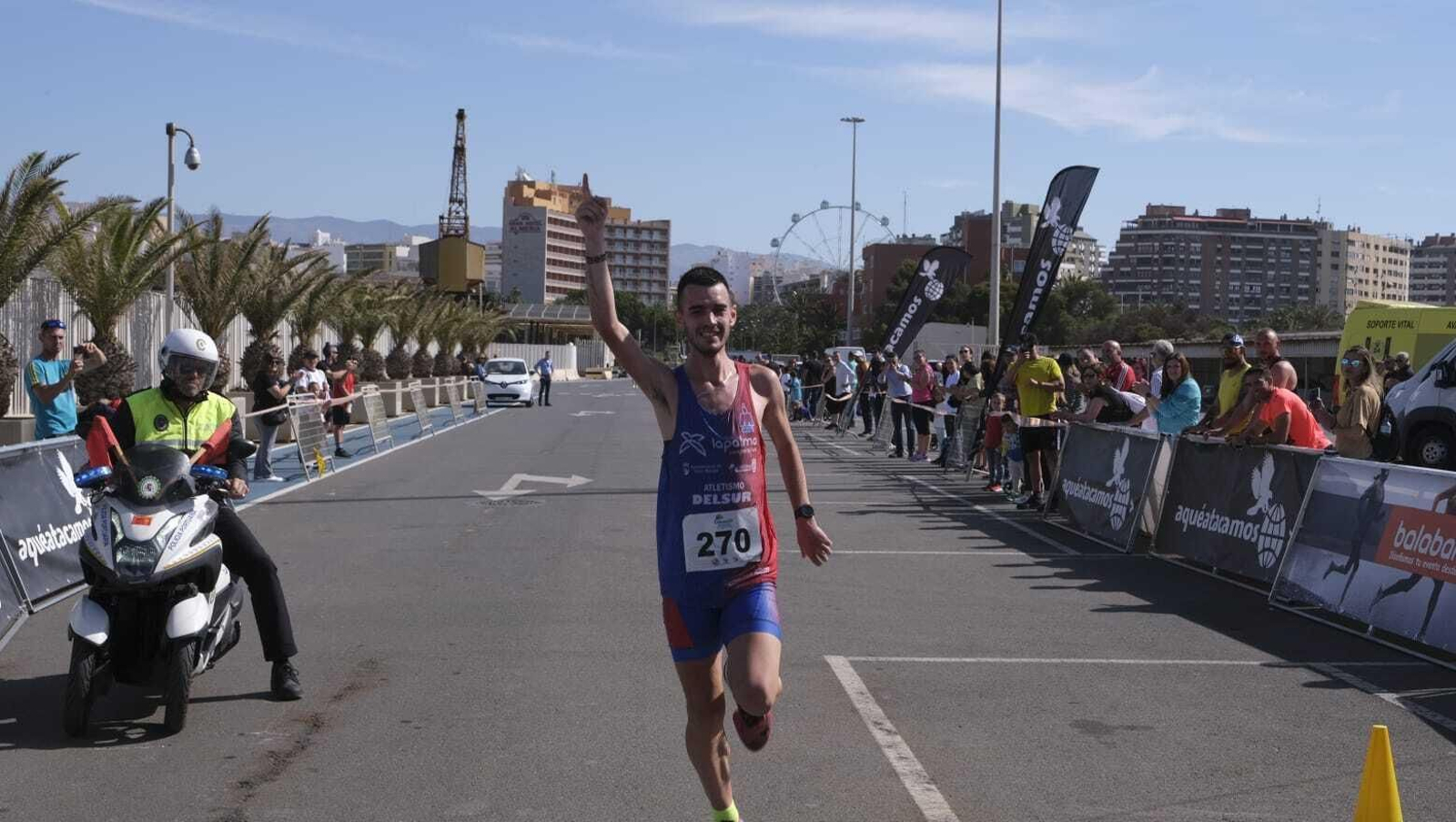 Diego Clemente levanta su dedo índice antes de cruzar la línea de meta para dedicarle el triunfo a su abuelo Juan, que hoy hubiese cumplido 79 años.
