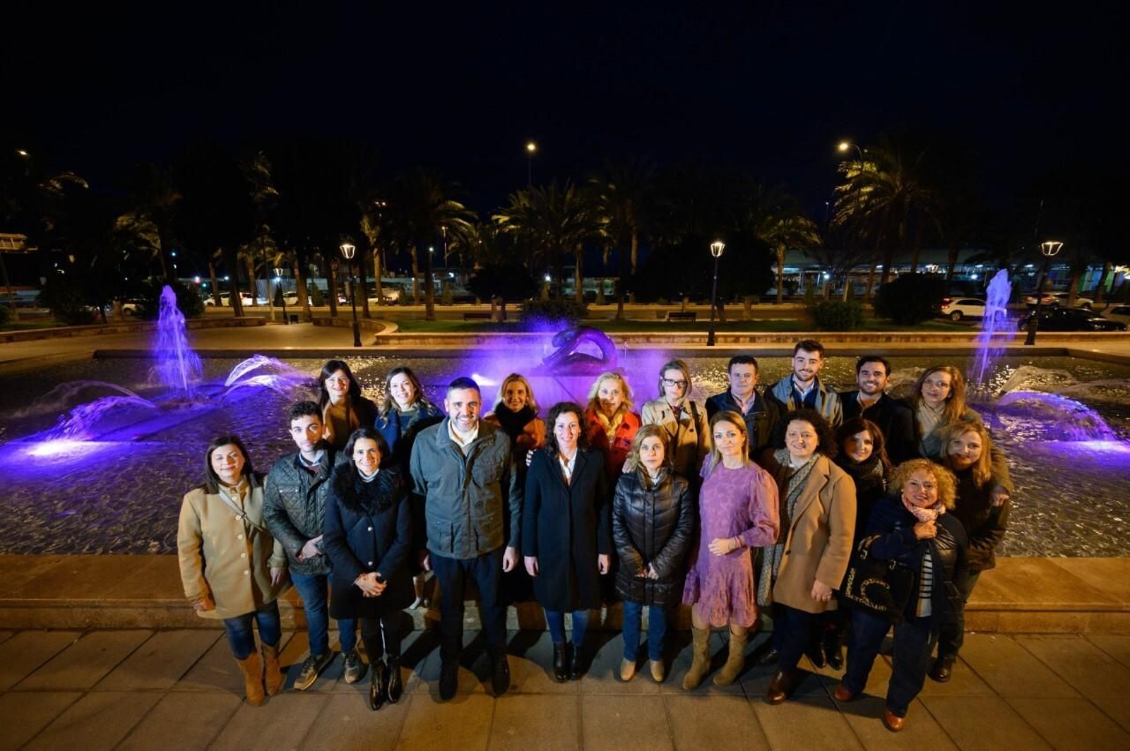 La alcaldesa de Almería, María del Mar Vázquez, acompañada del equipo de gobierno y de la coordinadora provincial del IAM en la fuente del Parque Nicolás Salmerón