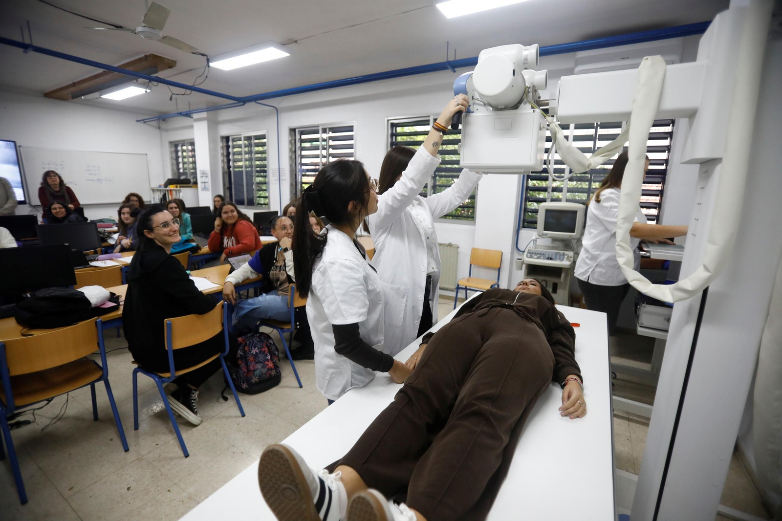Alumnos del instituto San Álvaro en una clase práctica del ciclo de FP de Radiodiagnóstico.
