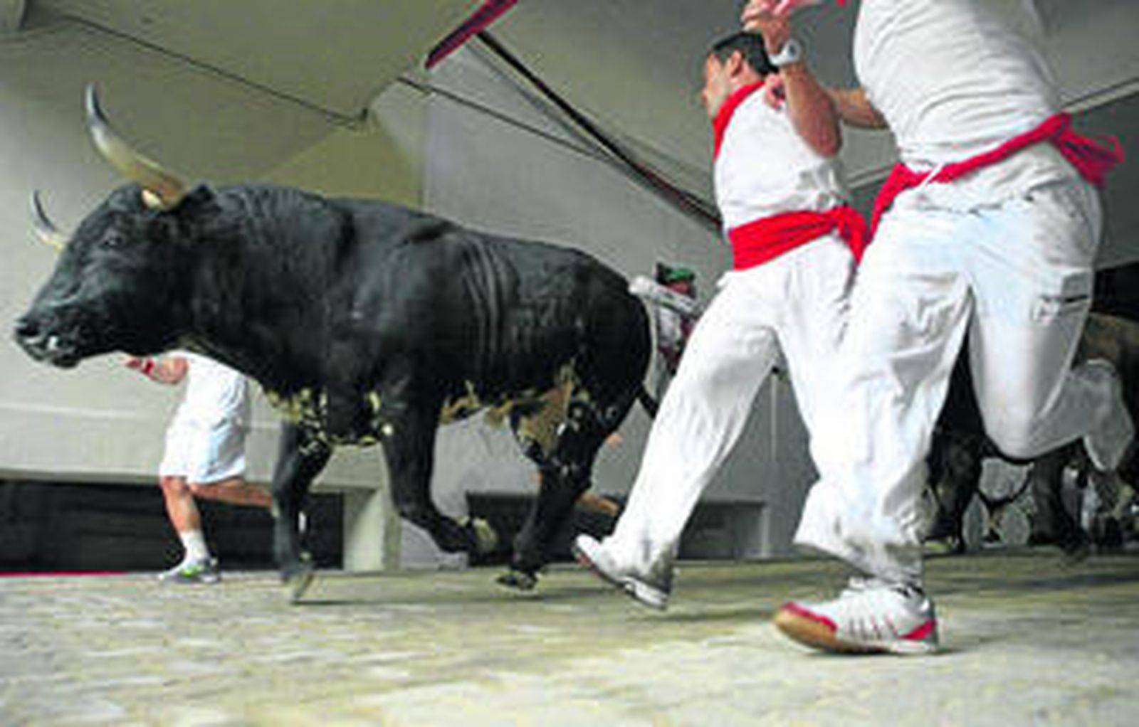 Uno de los toros de Dolores Aguirre, en la entrada a la plaza.