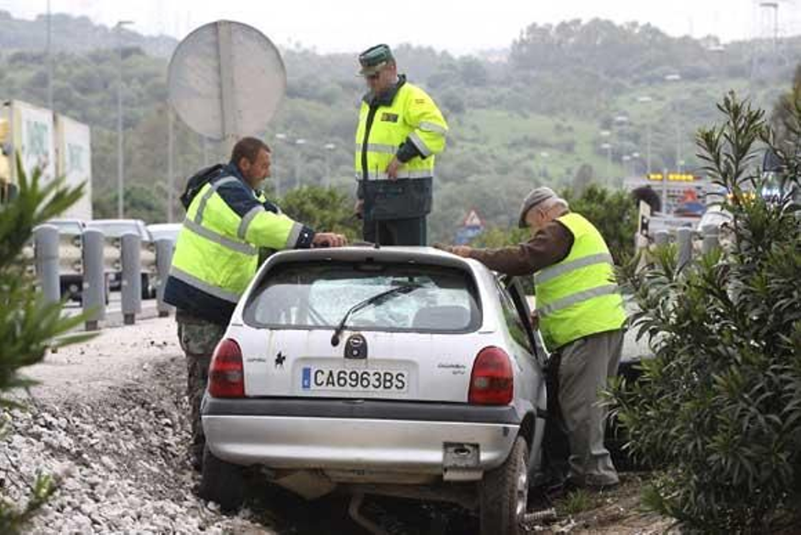 Cuatro personas, dos de ellas menores, heridas graves en un espectacular accidente  en la carretera CA-34 a la altura de El Toril, en sentido La Línea de la Concepción

Foto: Vanessa Perez