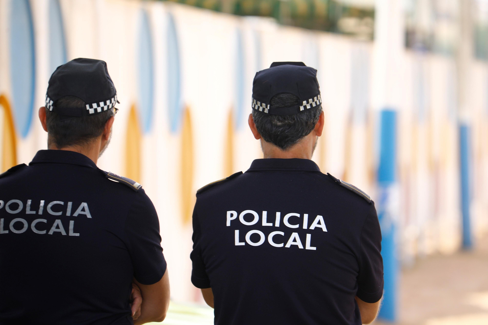 Dos agentes de la Policía Local, en la Feria de Córdoba.