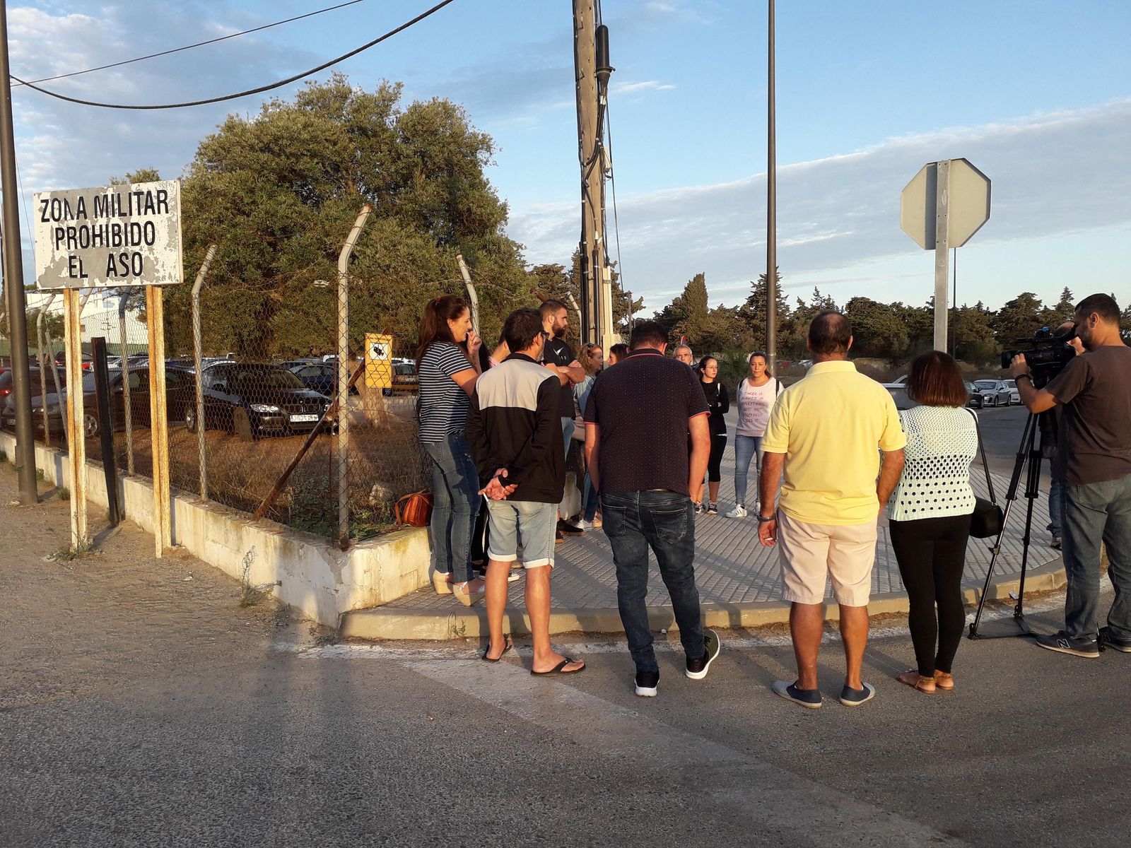 Trabajadores del comedor  en las inmediaciones del Acuartelamiento de Camposoto en octubre de 2019.