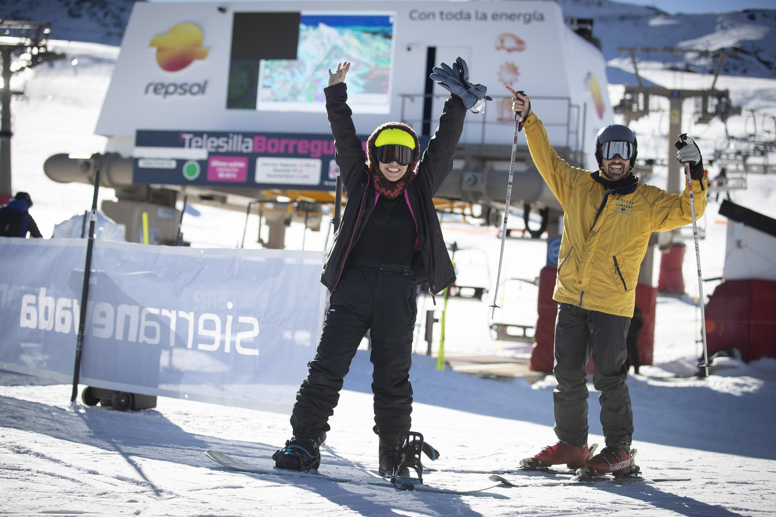 Dos personas celebran la apertura de la temporada esqui en Sierra Nevada