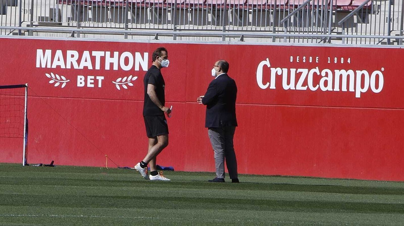 Julen Lopetegui y José Castro dialogan en el Estadio Jesús Navas.