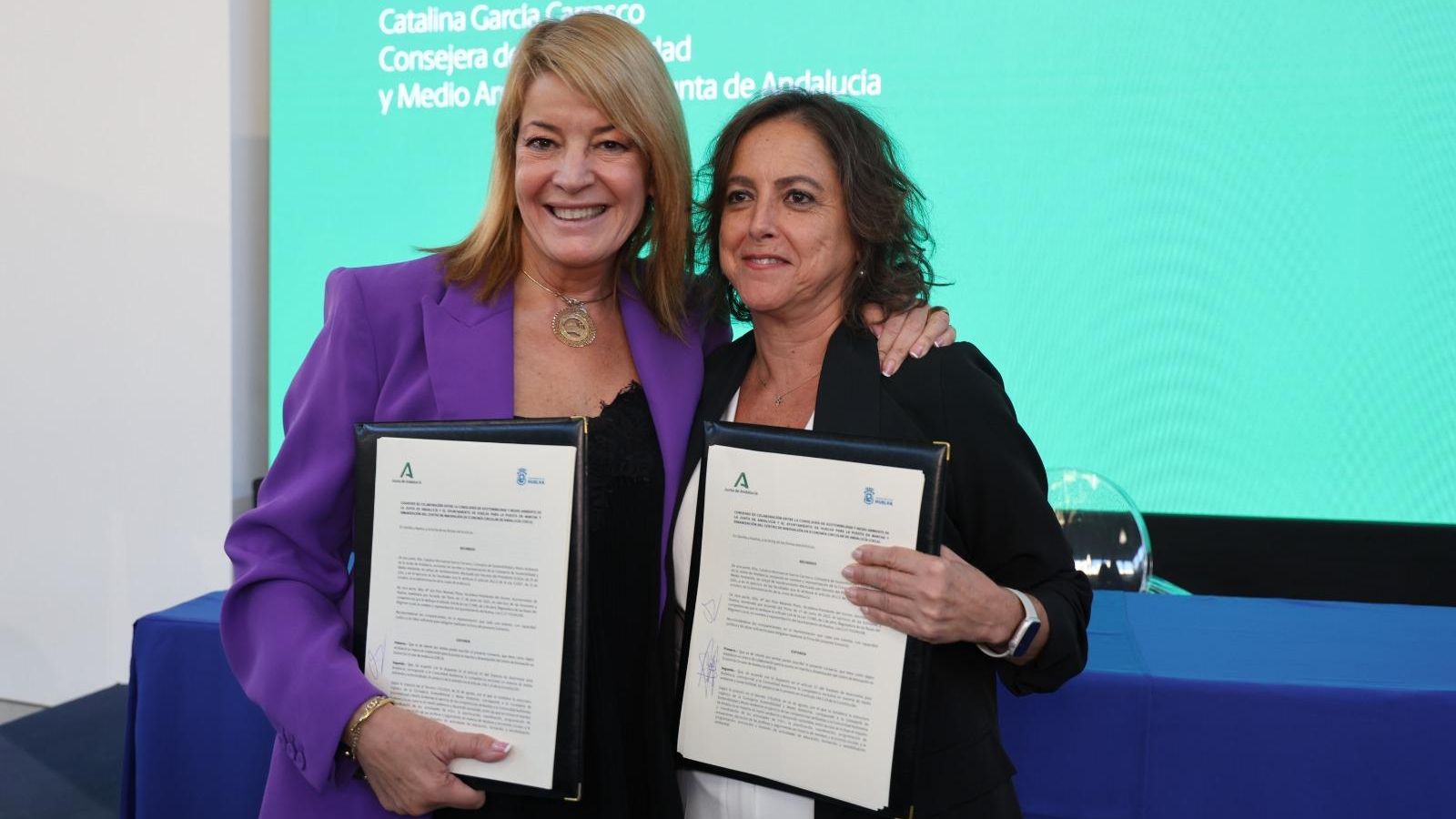 Pilar Miranda y Catalina García, tras la firma del acuerdo.