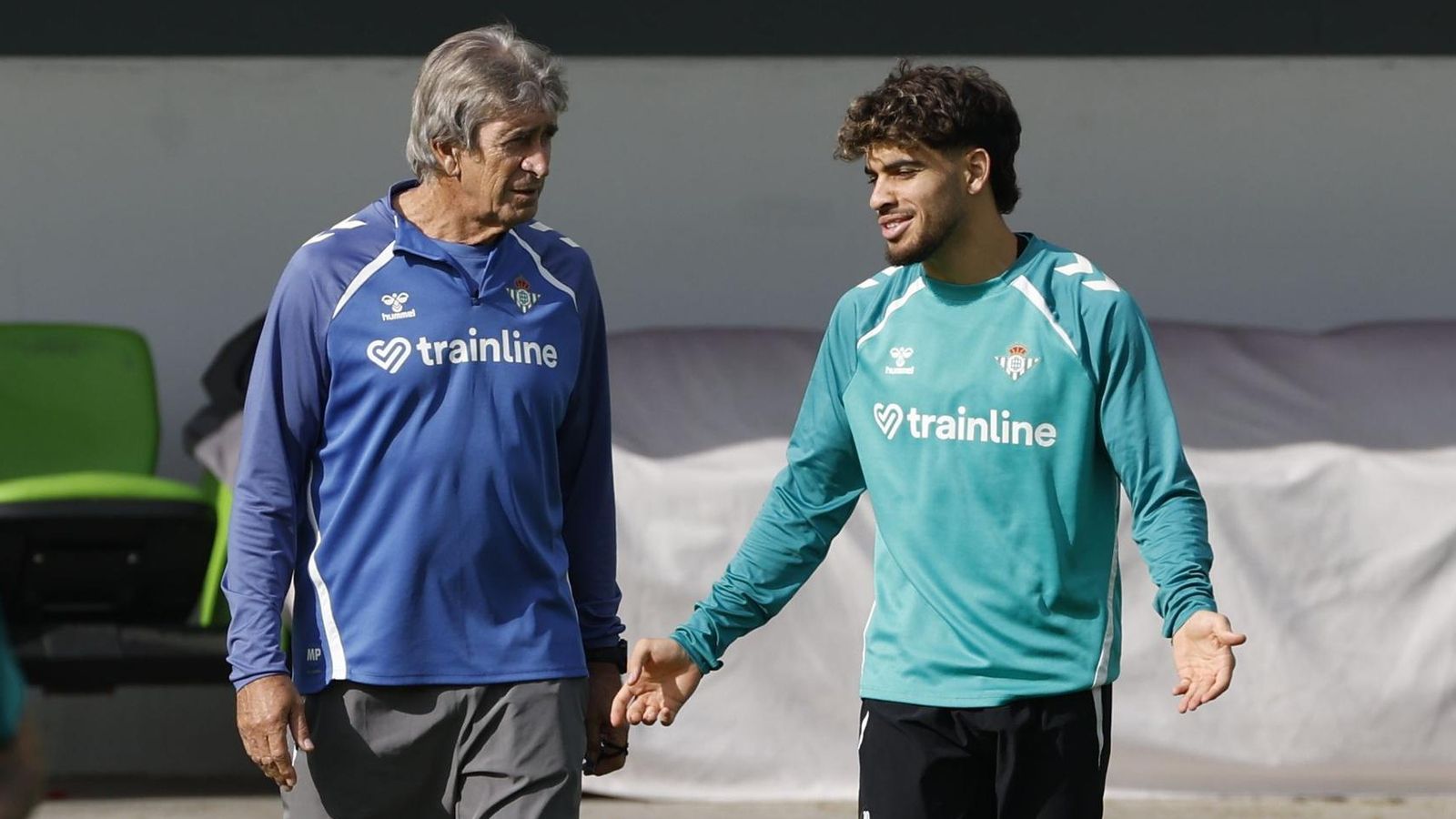 Abde y Pellegrini dialogan durante un entrenamiento reciente de los verdiblancos en la ciudad deportiva.