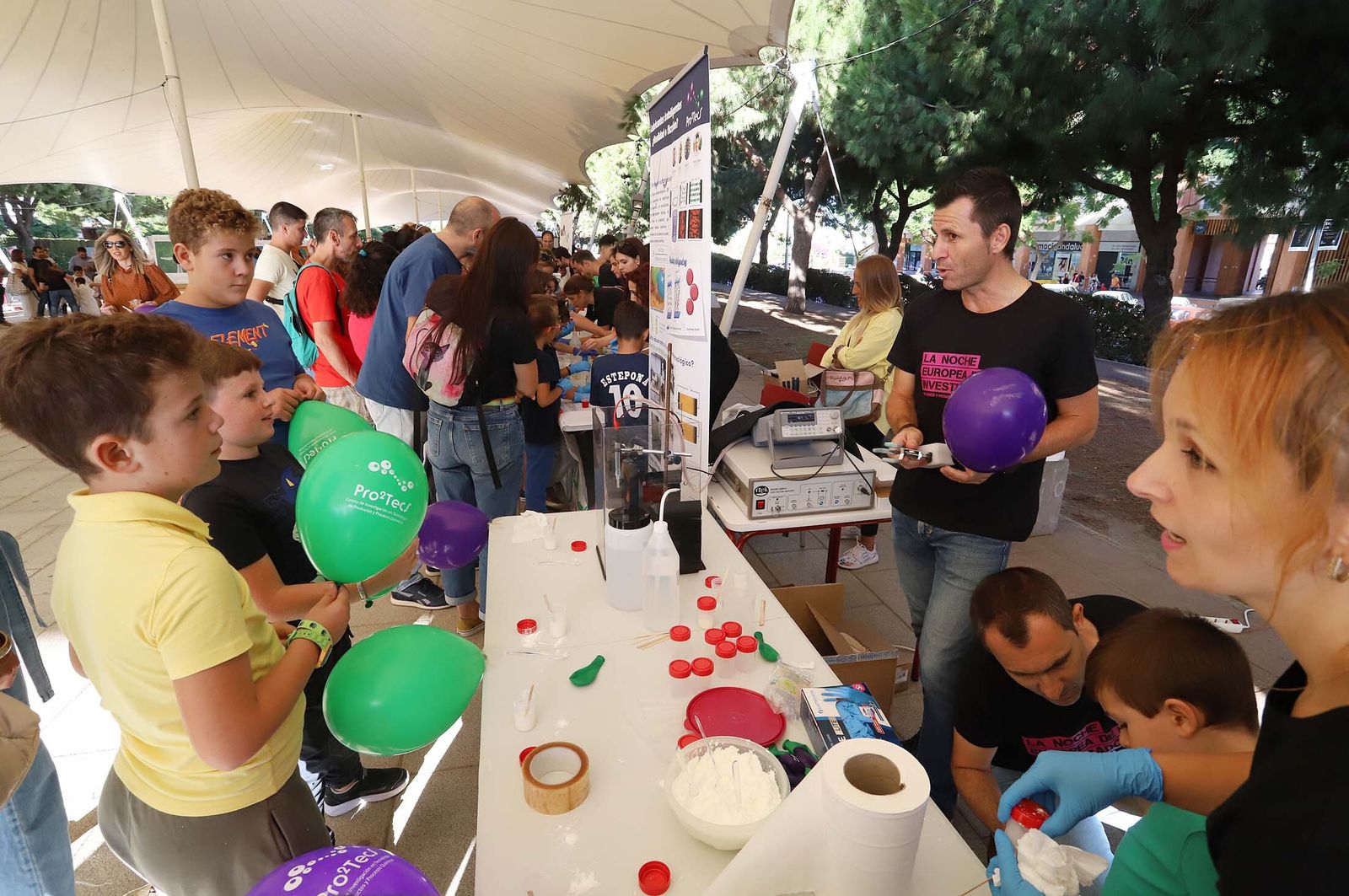 Imágenes de los talleres y actividades de La Noche Europea de los Investigadores