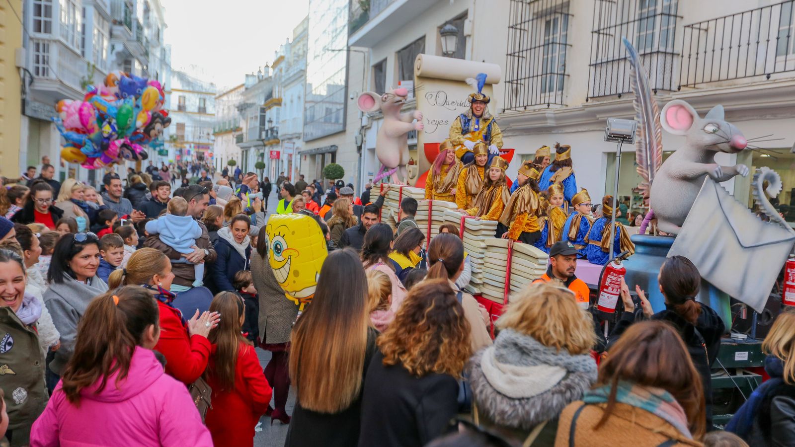 Una multitudinaria Cabalgata de Reyes puso el broche a unas fiestas marcadas por el buen tiempo.