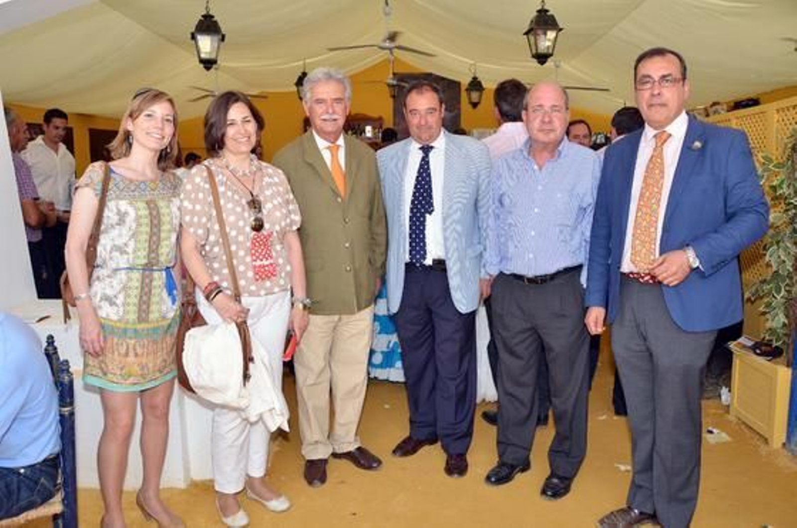 El director general de Grupo Joly, Tomás Valiente, junto a Aurelio Sánchez, director de Ifeca; Manuel de la Peña, ex director de Diario de Jerez y Diario de Cádiz; Juan Carlos Román, director de la Real Escuela de Arte Ecuestre; la agente comercial de Diario de Cádiz, Marta González; y María del Mar Arroyo, prensa de Ifeca.

Foto: Manuel Aranda