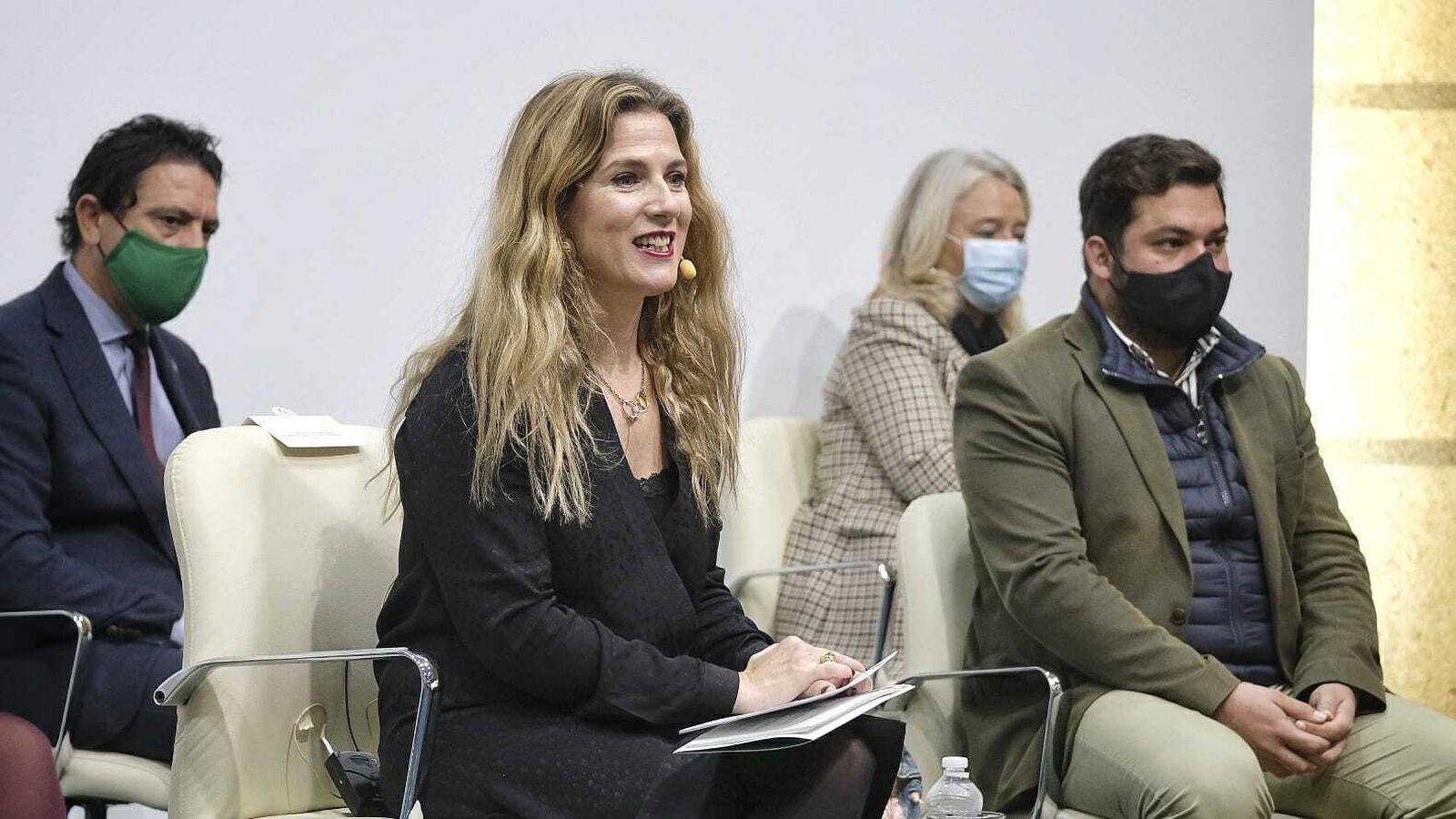 La delegada del Gobierno en la provincia, ante varios delegados territoriales.