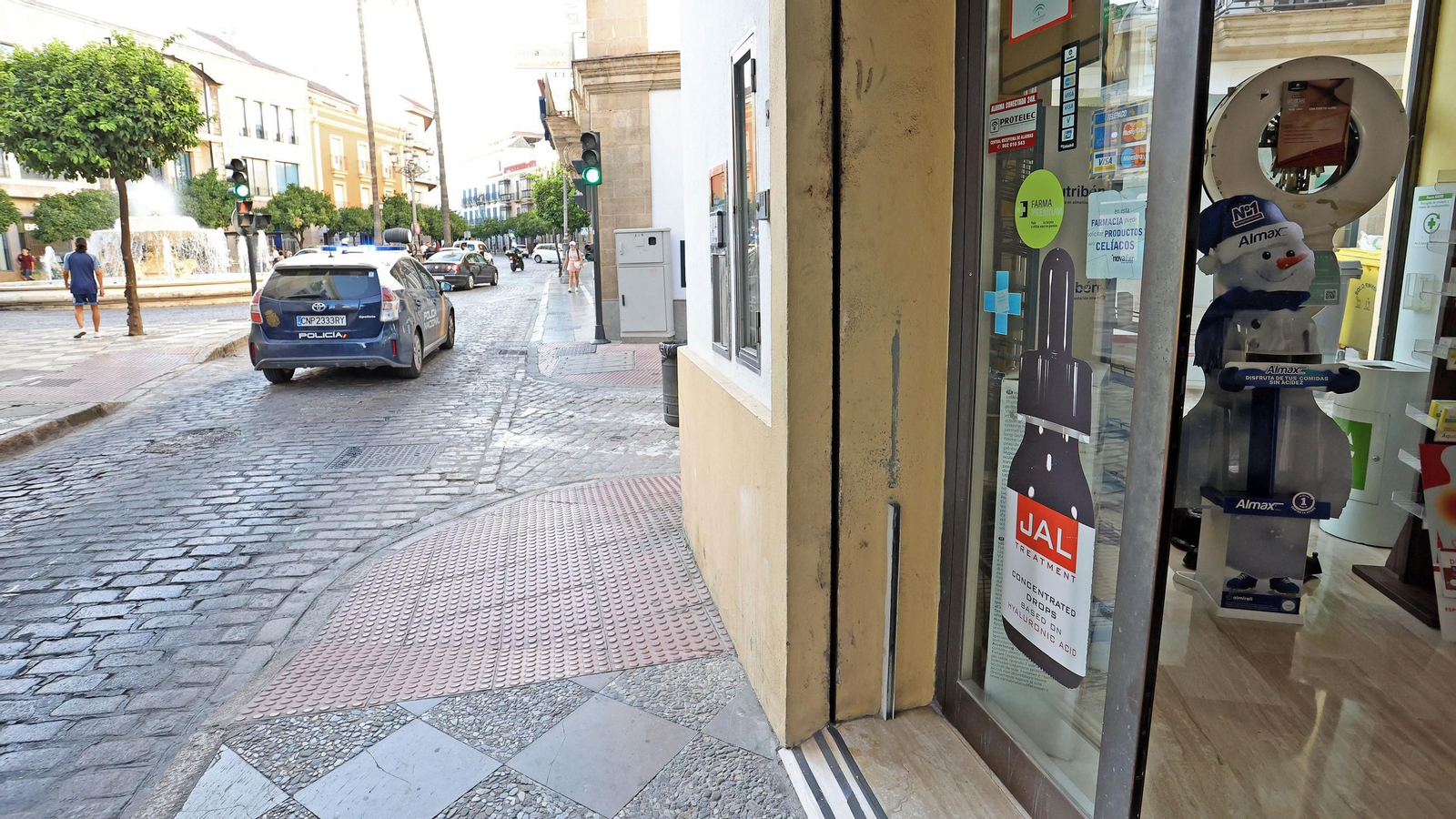 Exterior de la farmacia donde se produjo el atraco. Exterior de la farmacia donde se produjo el atraco.