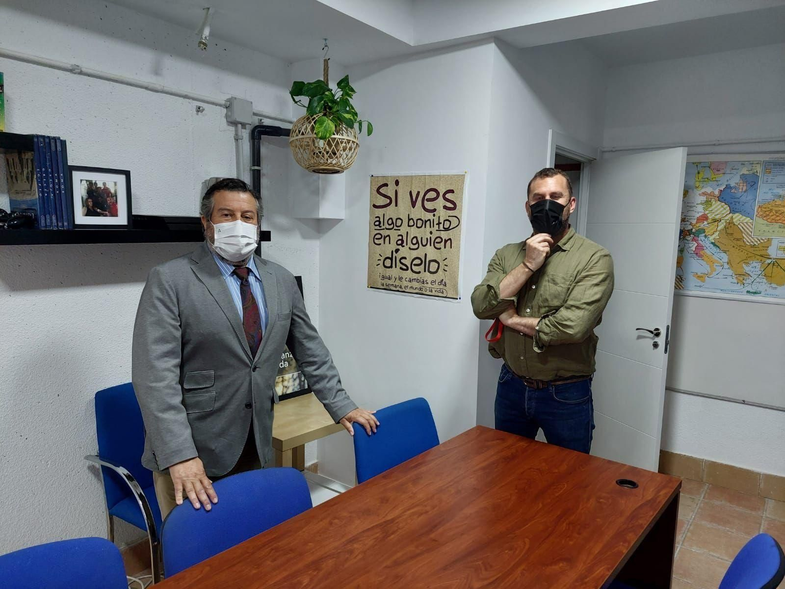 El delegado de Justicia en su visita a uno de los centros que trabajan con menores infractores en Huelva. El delegado de Justicia en su visita a uno de los centros que trabajan con menores infractores en Huelva.