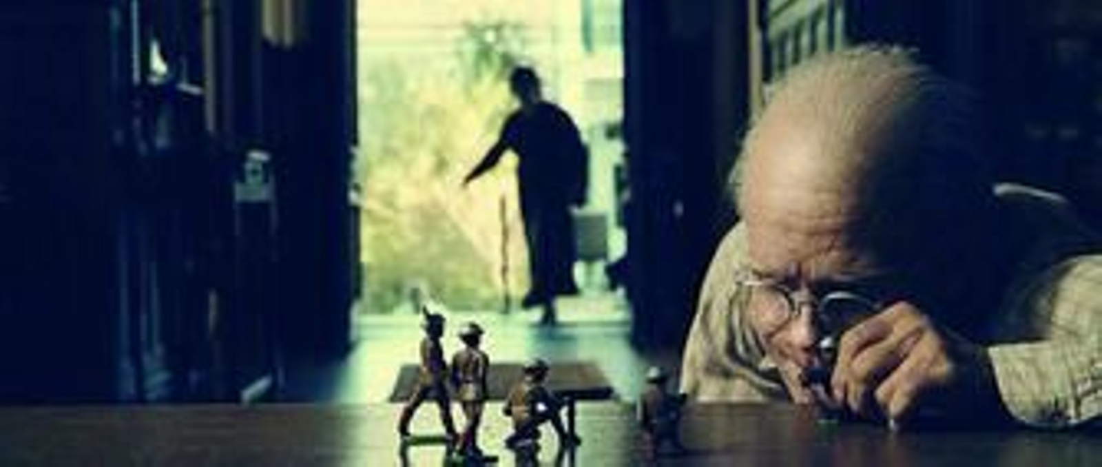 Brad Pitt, caracterizado de anciano en una escena de 'El curioso caso de Benjamin Button'.