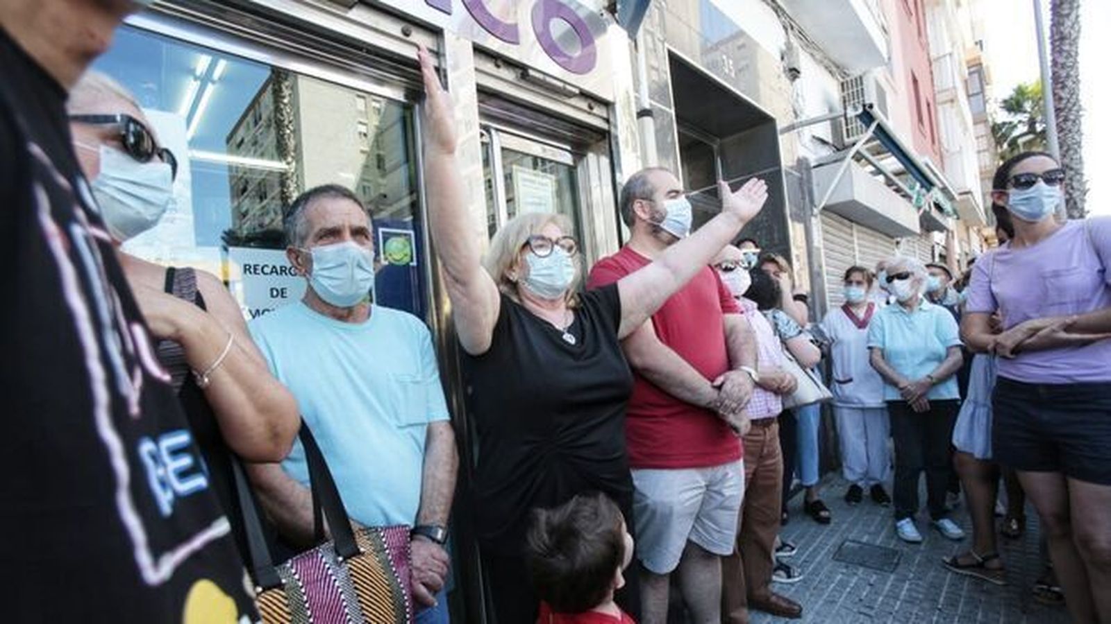 La familia de Alfredo Díaz, durante un acto en memoria del popular farmacéutico de Guillén Moreno