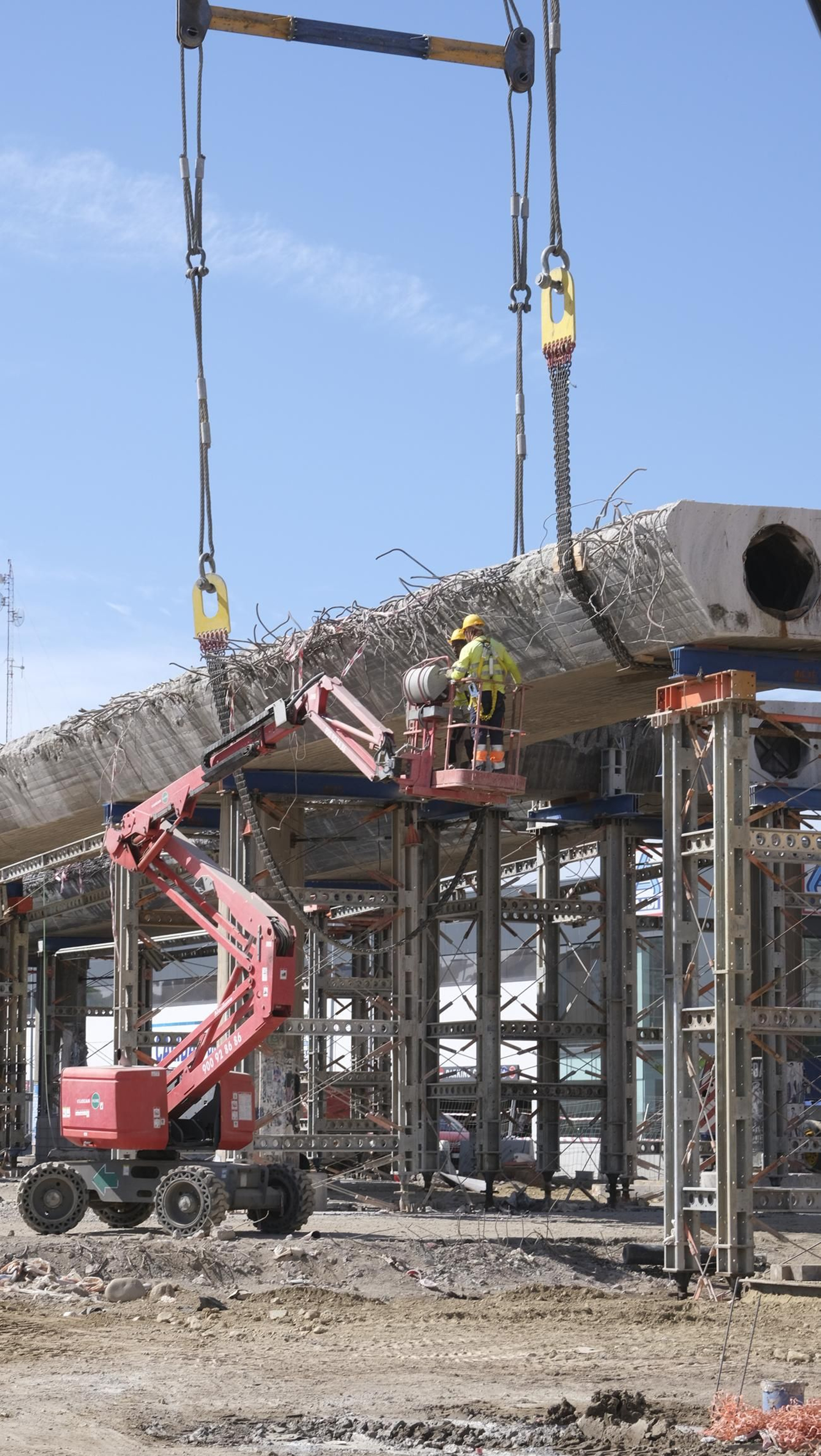 El Puente de la Avenida del Mediterráneo en su última fase de desmantelamiento, en imágenes