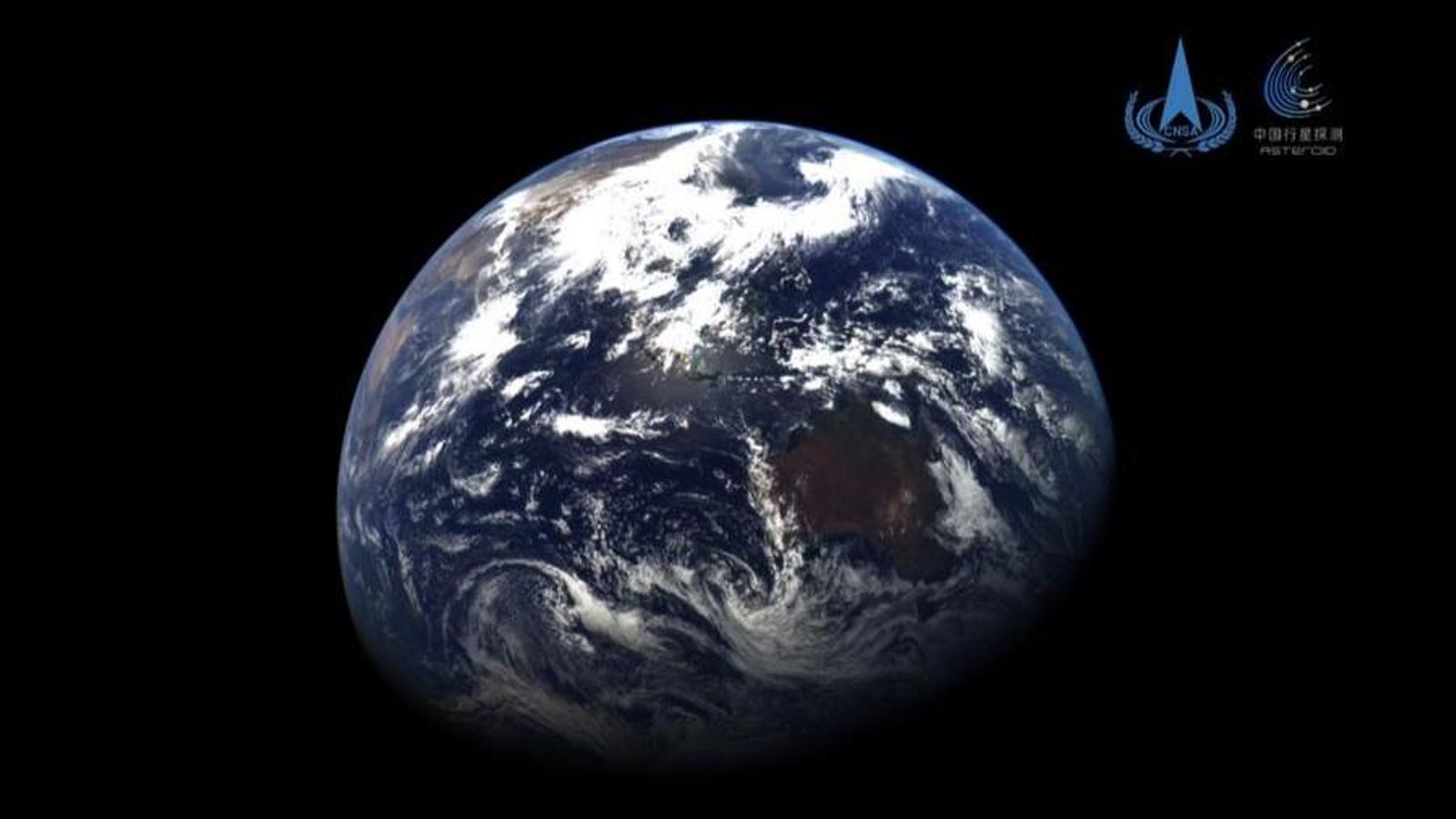 Imagen publicada por la Administración Espacial Nacional de China (CNSA) que muestra una vista de la Tierra captada por la sonda Tianwen-2 el 30 de mayo de 2025.