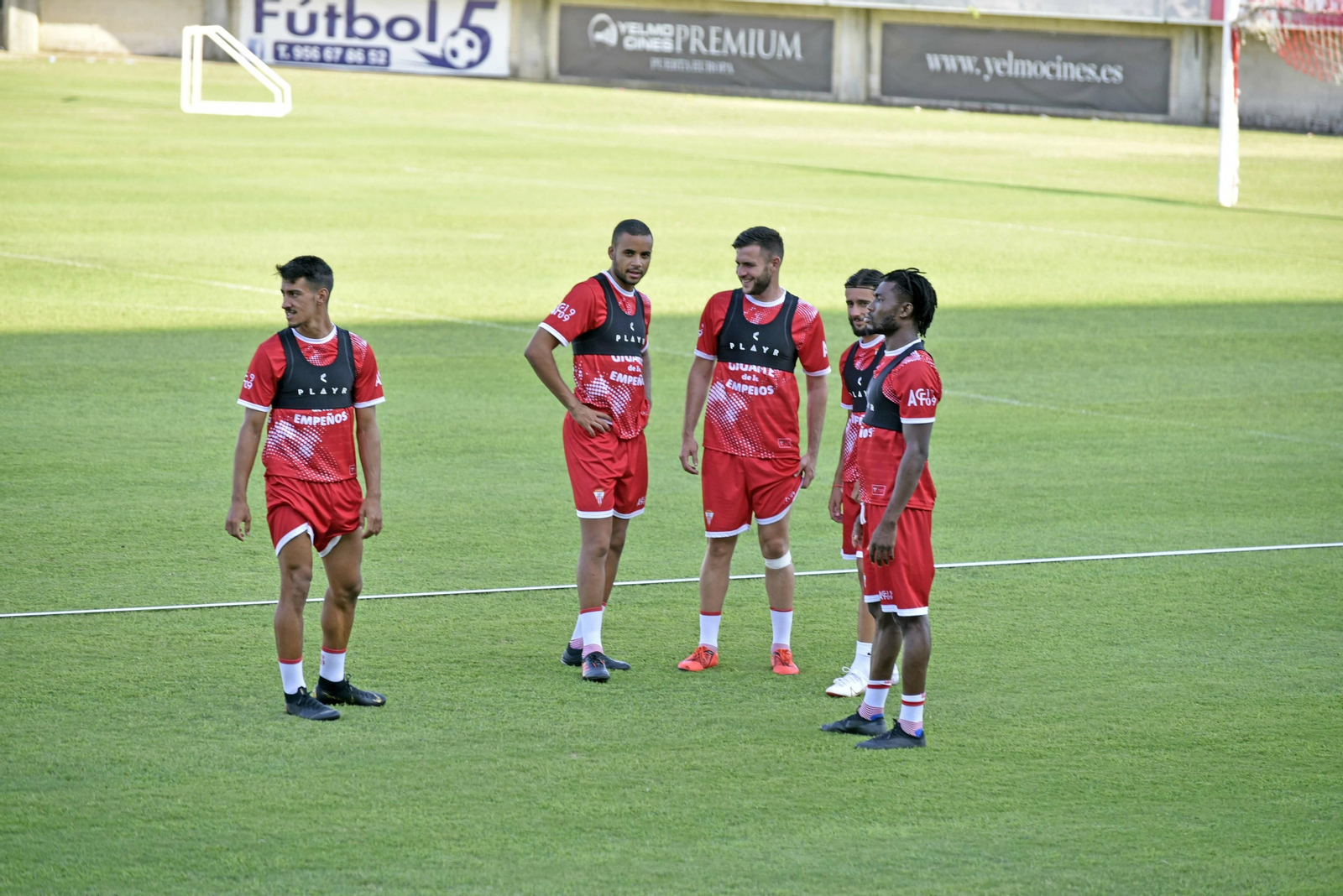 Ganet, que vuelve, observado por Iván durante un entrenamiento.