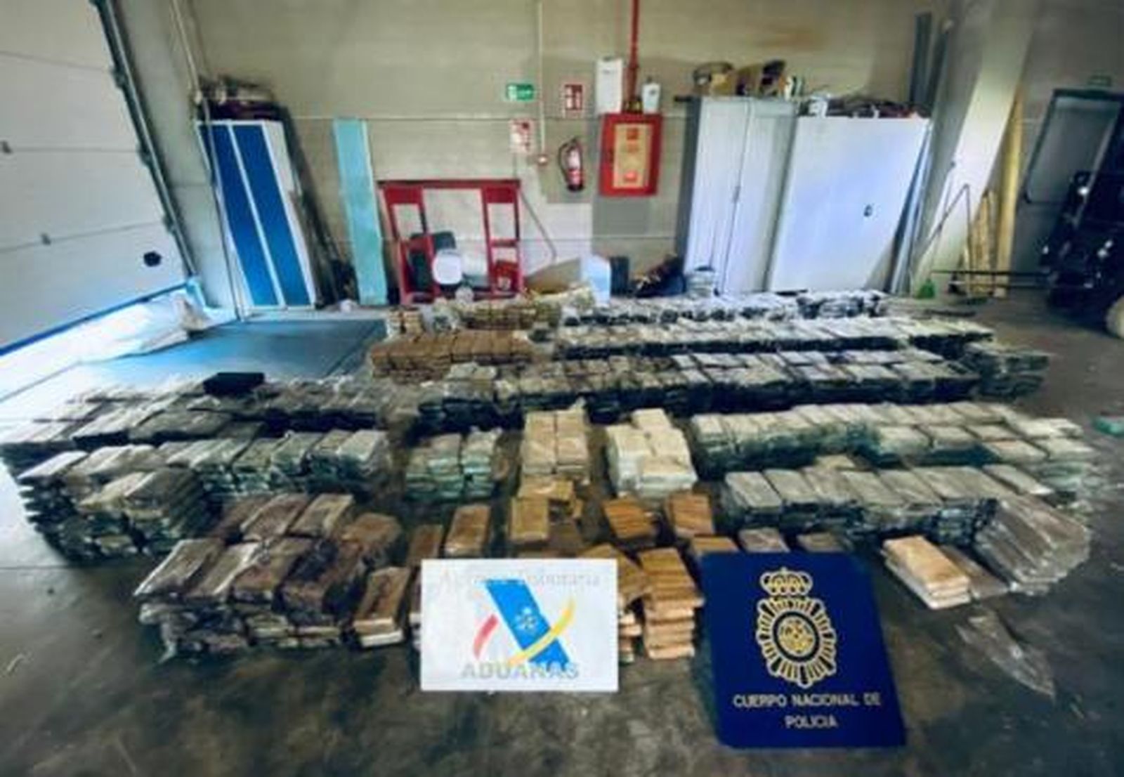 El alijo de 1.595 kilos, incautado por la Policía Nacional y Aduanas.