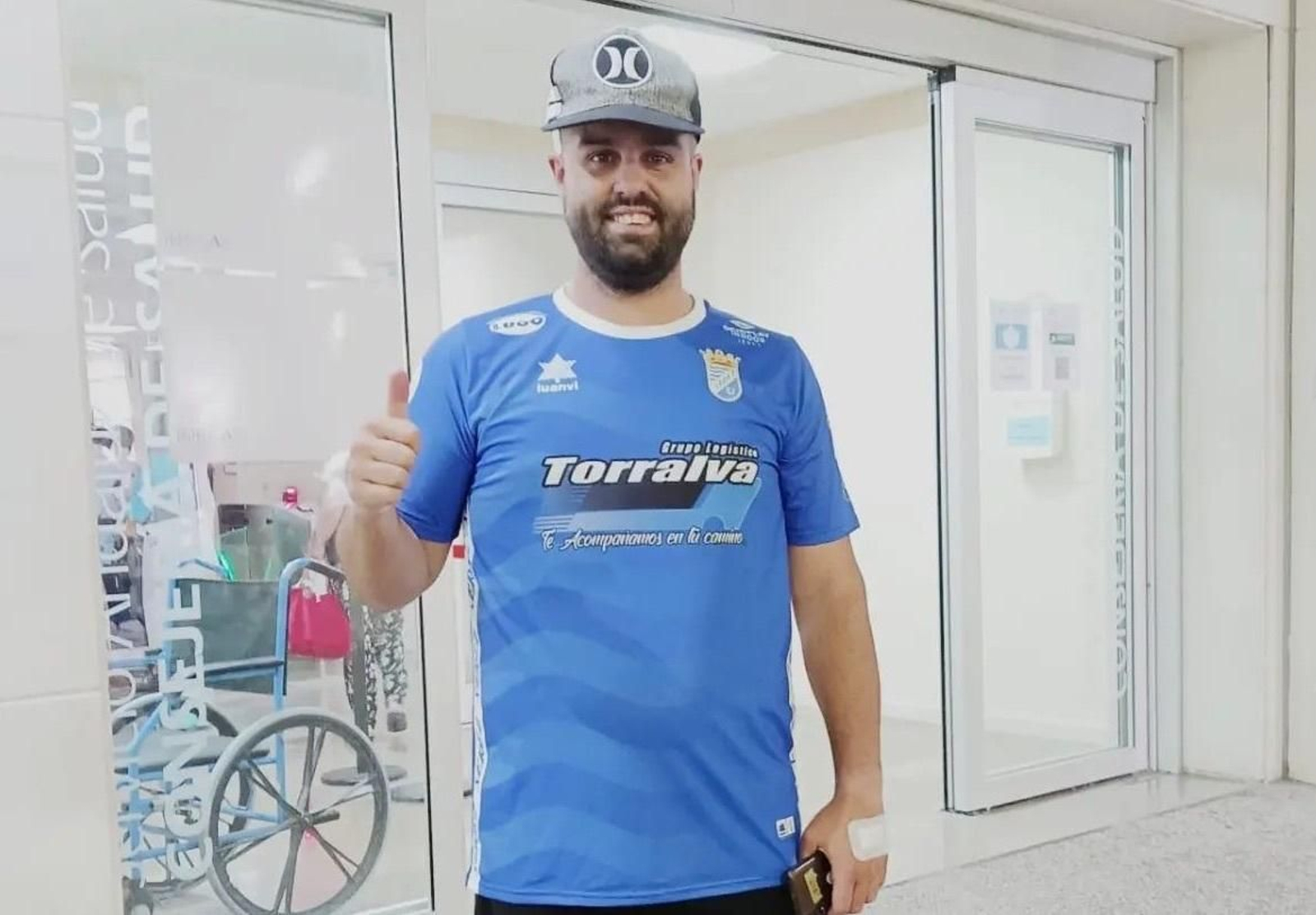 Fabio sale del Hospital Puerta del Mar de Cádiz con su camiseta del Xerez CD.