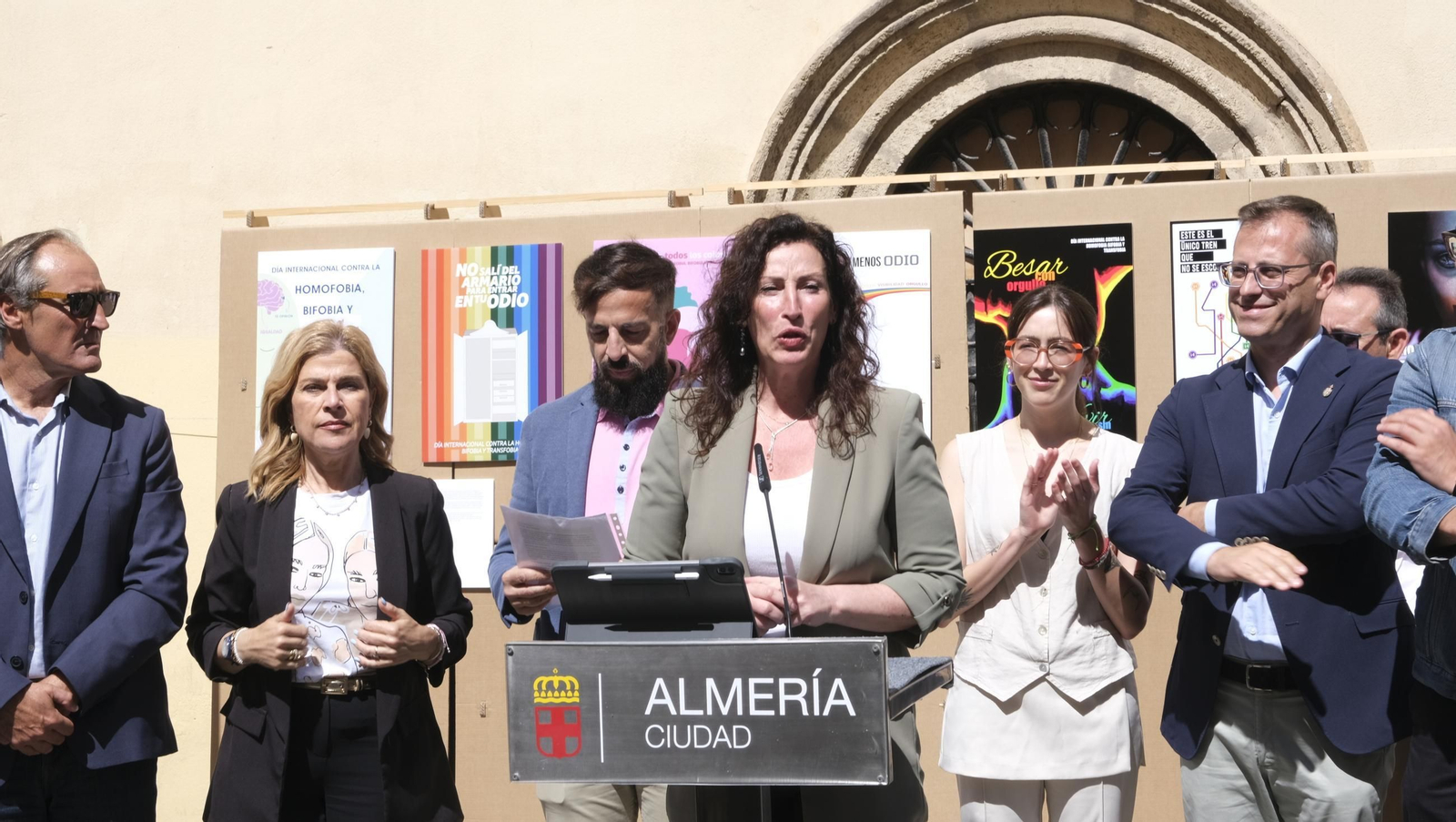 Lectura del manifiesto del Día Internacional contra la Homofobia en Almería, en imágenes