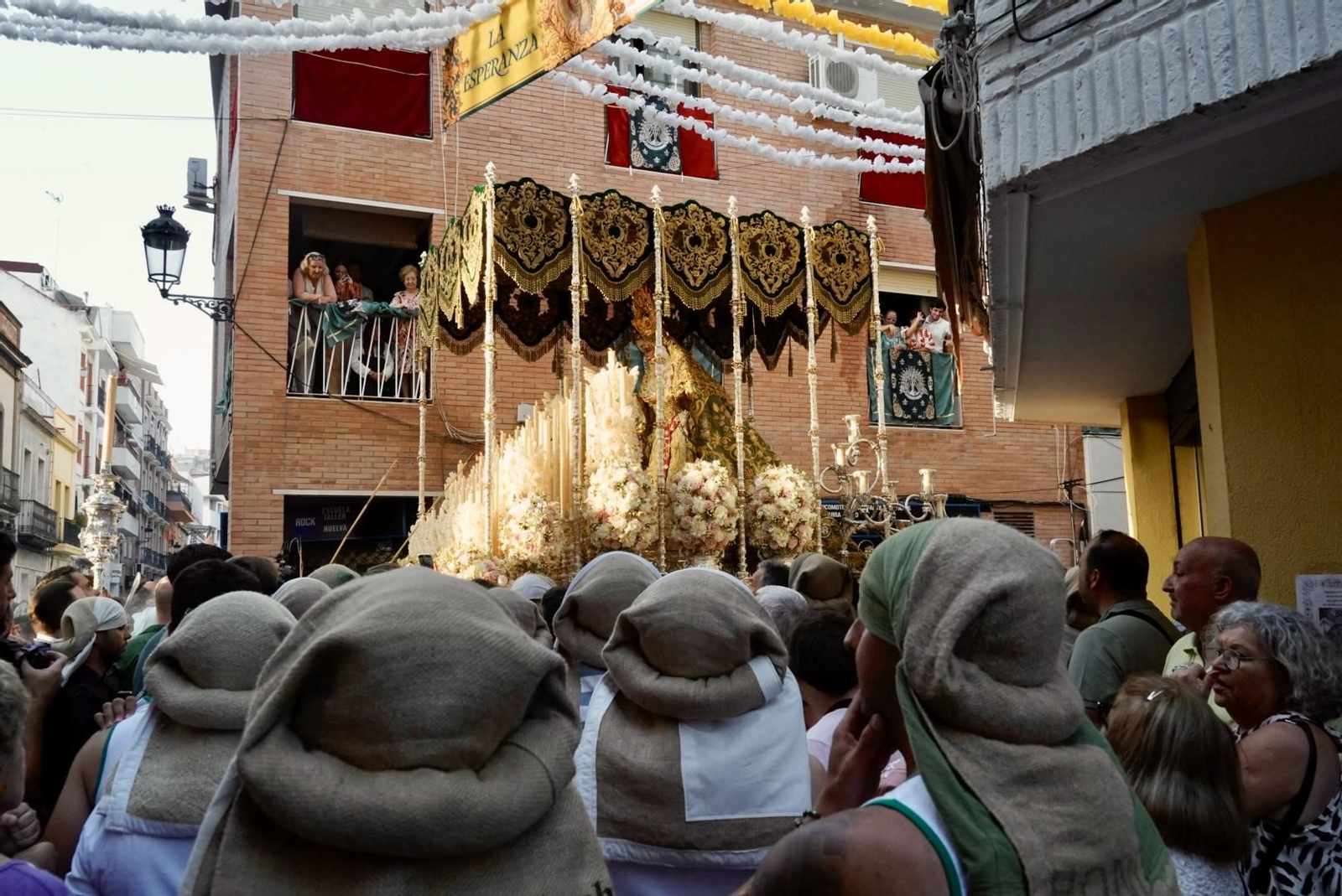 Imágenes de la procesión extraordinaria de la Virgen de la Esperanza por las calles de Huelva