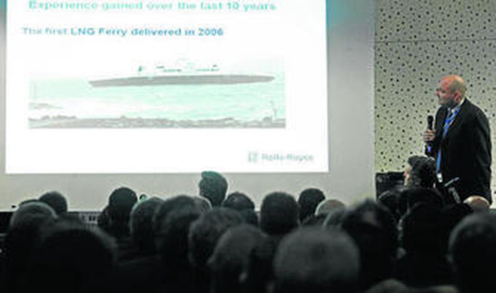 El representante de Rolls Royce, durante su intervención en las jornadas de Aesba.