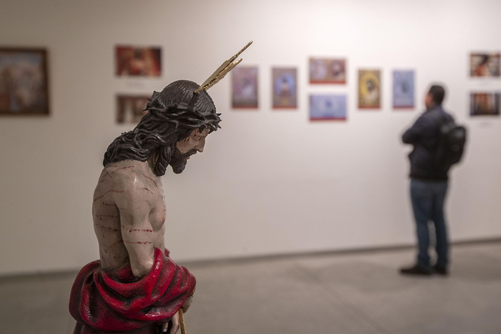 Una imagen pequeña del Ecce Homo, que forma parte de la muestra de la hermandad.