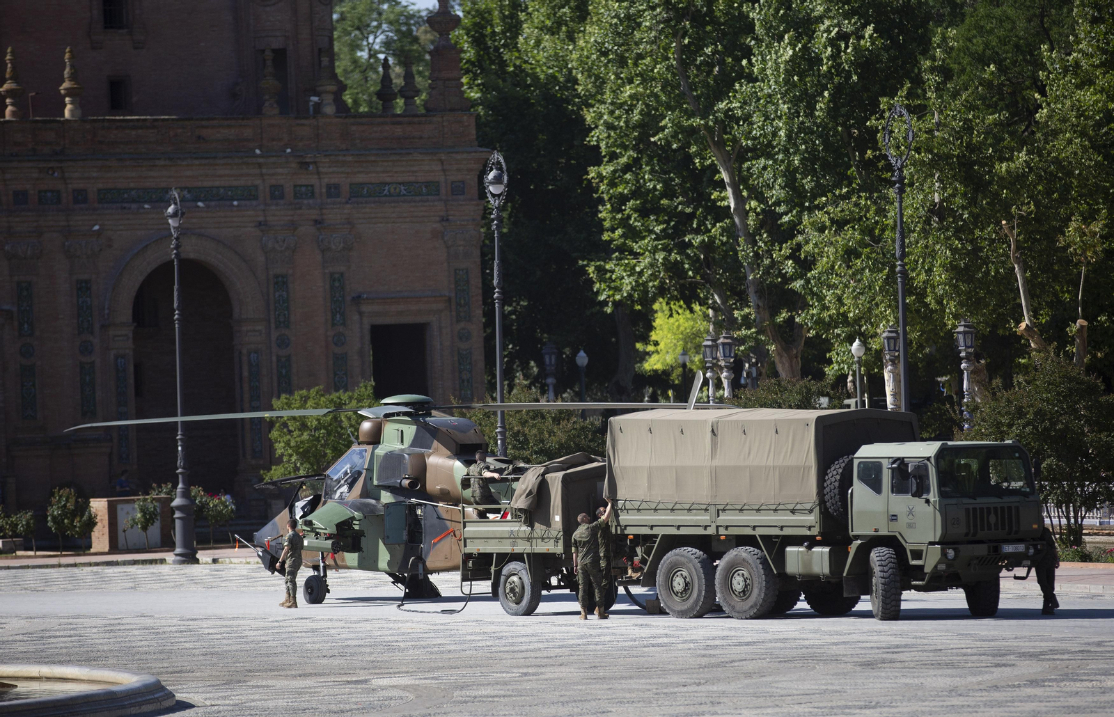 Montaje de la Exposición Estática de las Fuerzas Armadas en el parque de María Luisa