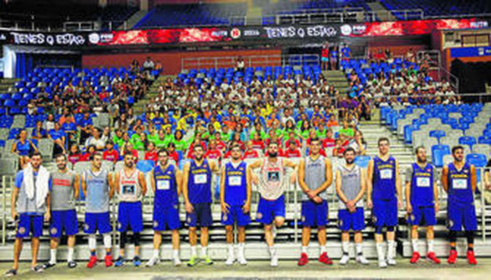 Los jugadores posan con los niños asistentes al entrenamiento.